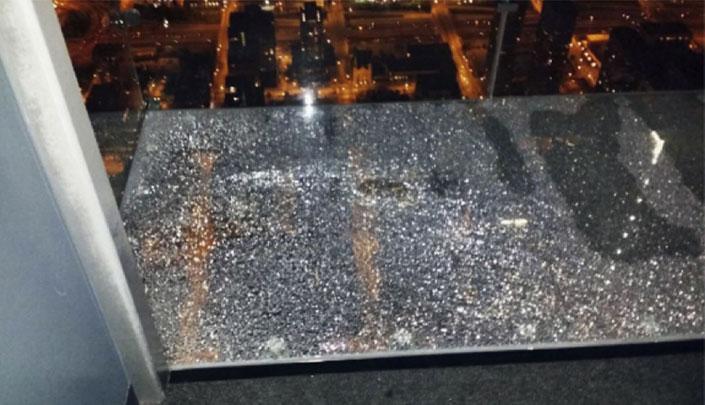 Szétrepedt a felhőkarcoló tetején az üvegpadló - Blikk