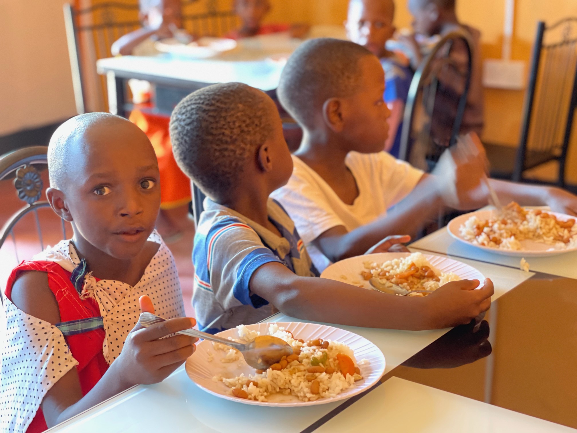 Tanzánia: Afrika étterem éhező gyerekek segítésére - Blikk