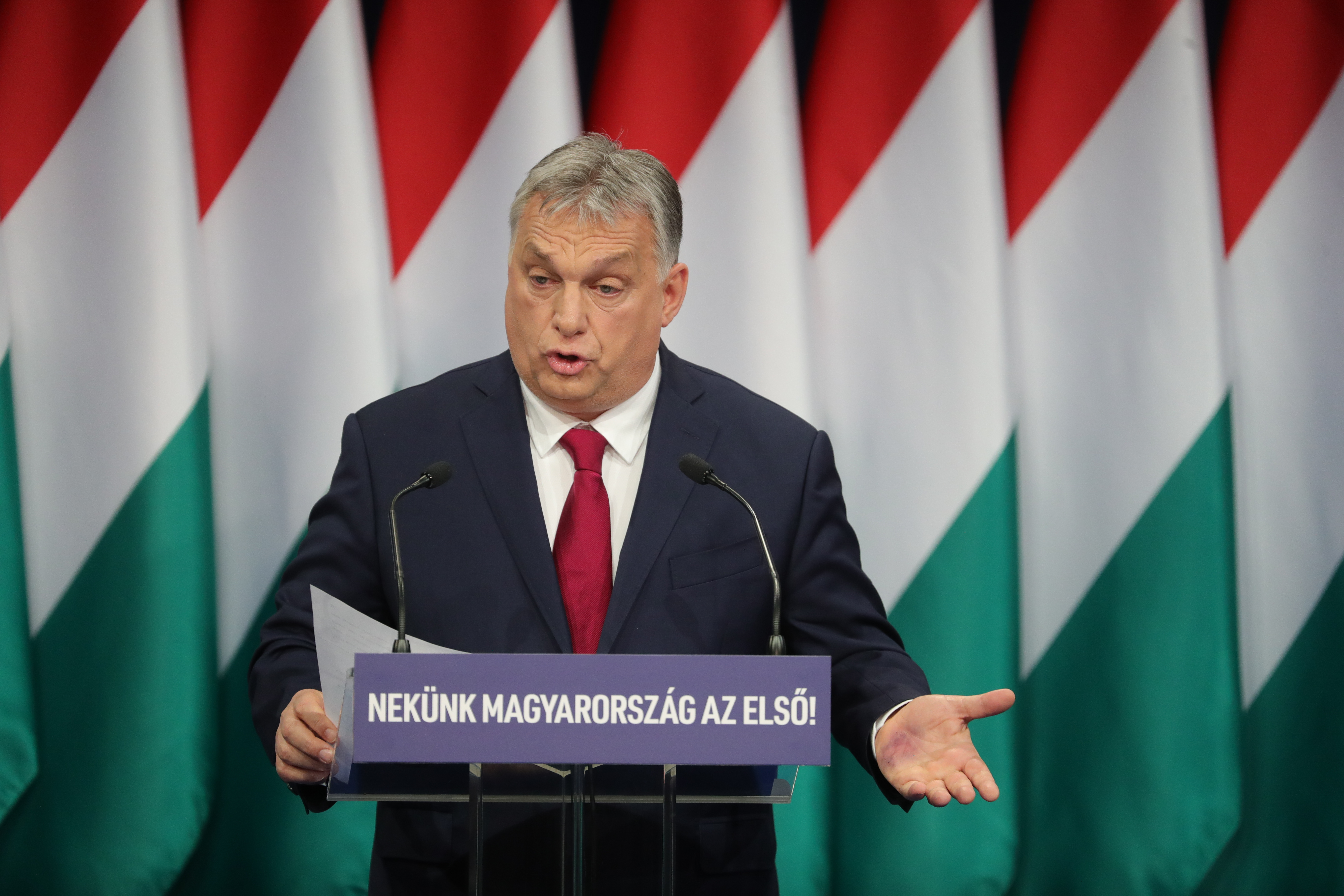 Furcsa kékes foltot vettek észre Orbán Viktor kezén az évértékelő közben -  Blikk