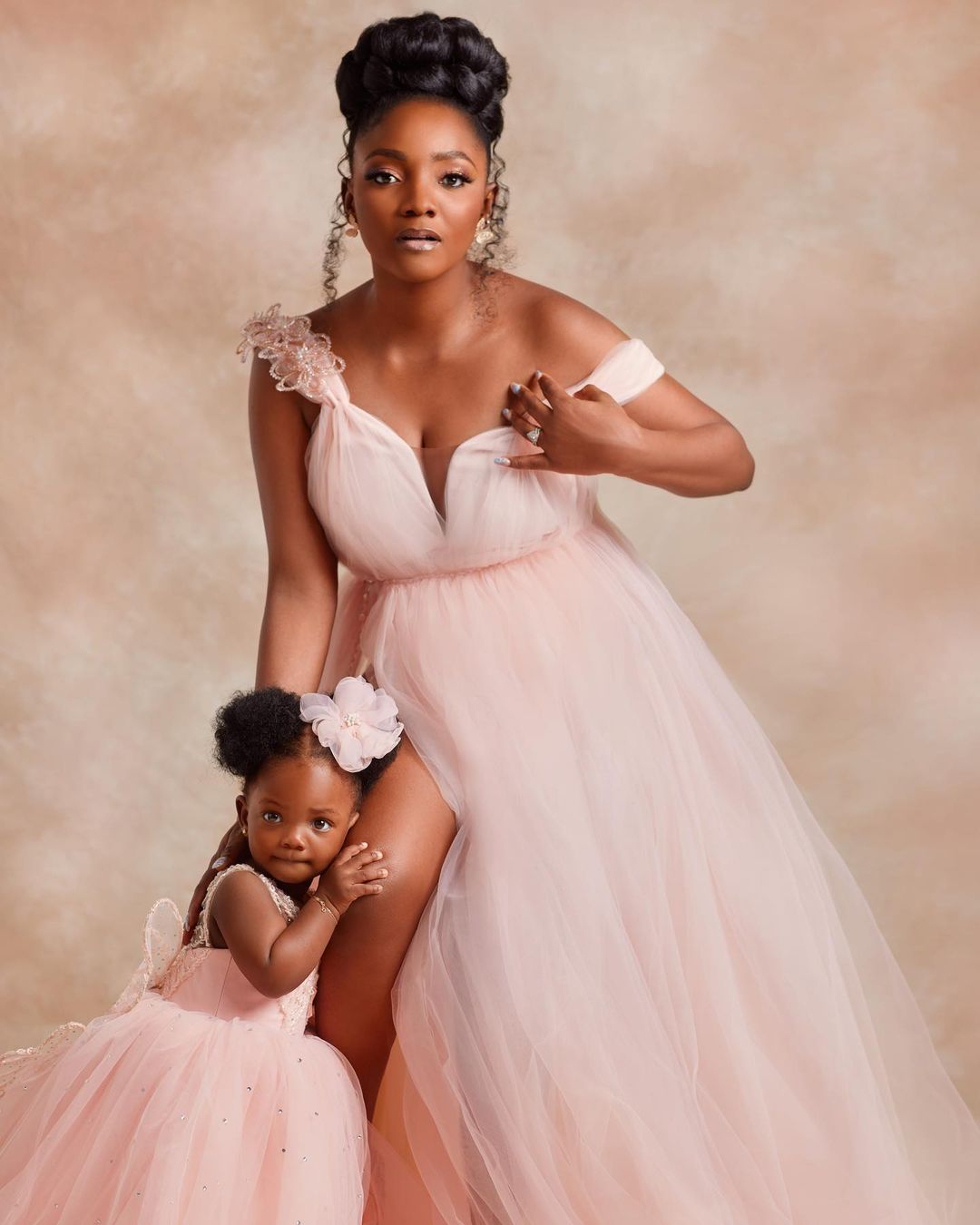 Simi and her three-year-old daughter Adejare [Instagram/Symplysimi]