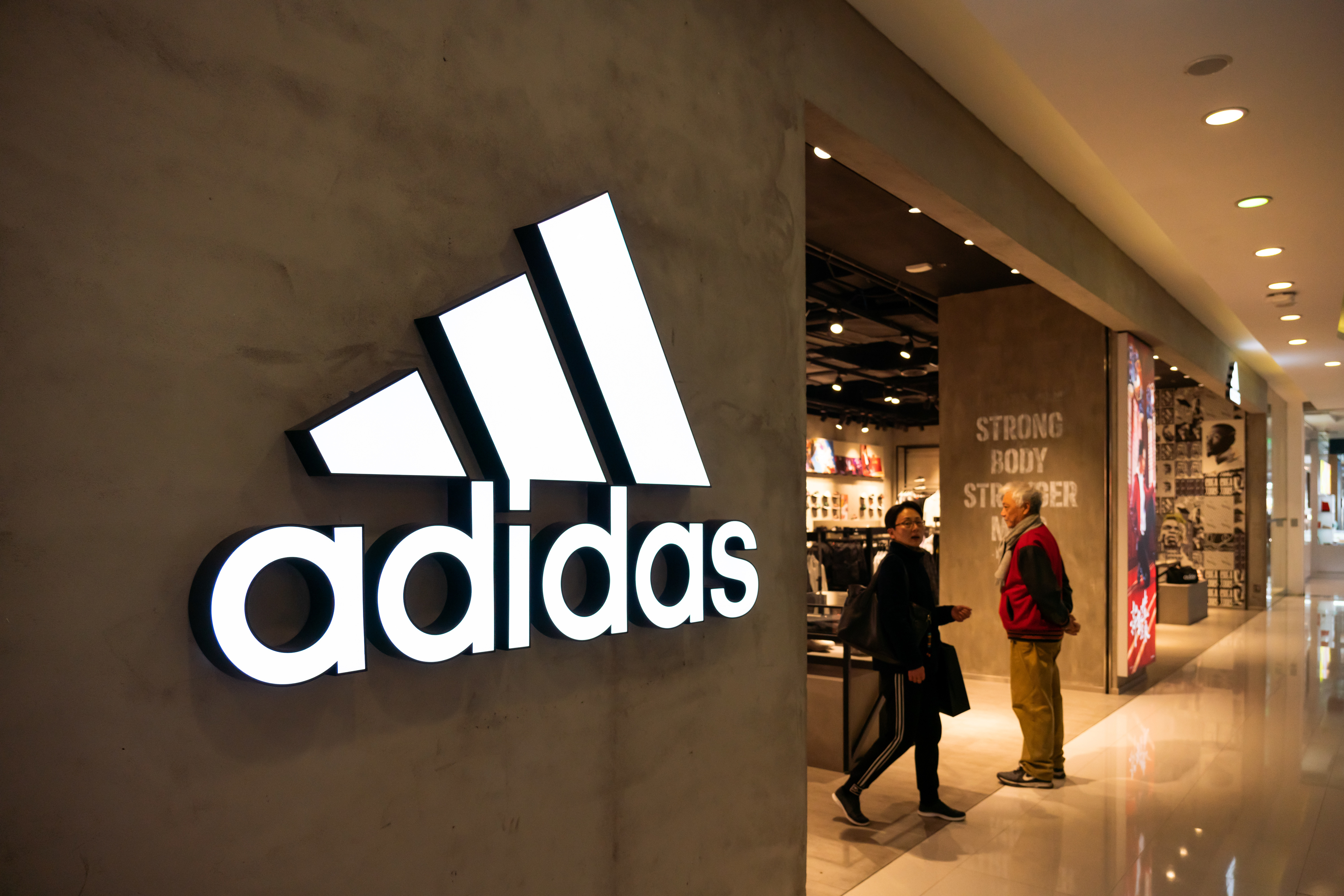 Adidas - pracownicy oskarżają firmę o rasizm. Odchodzi szefowa HR