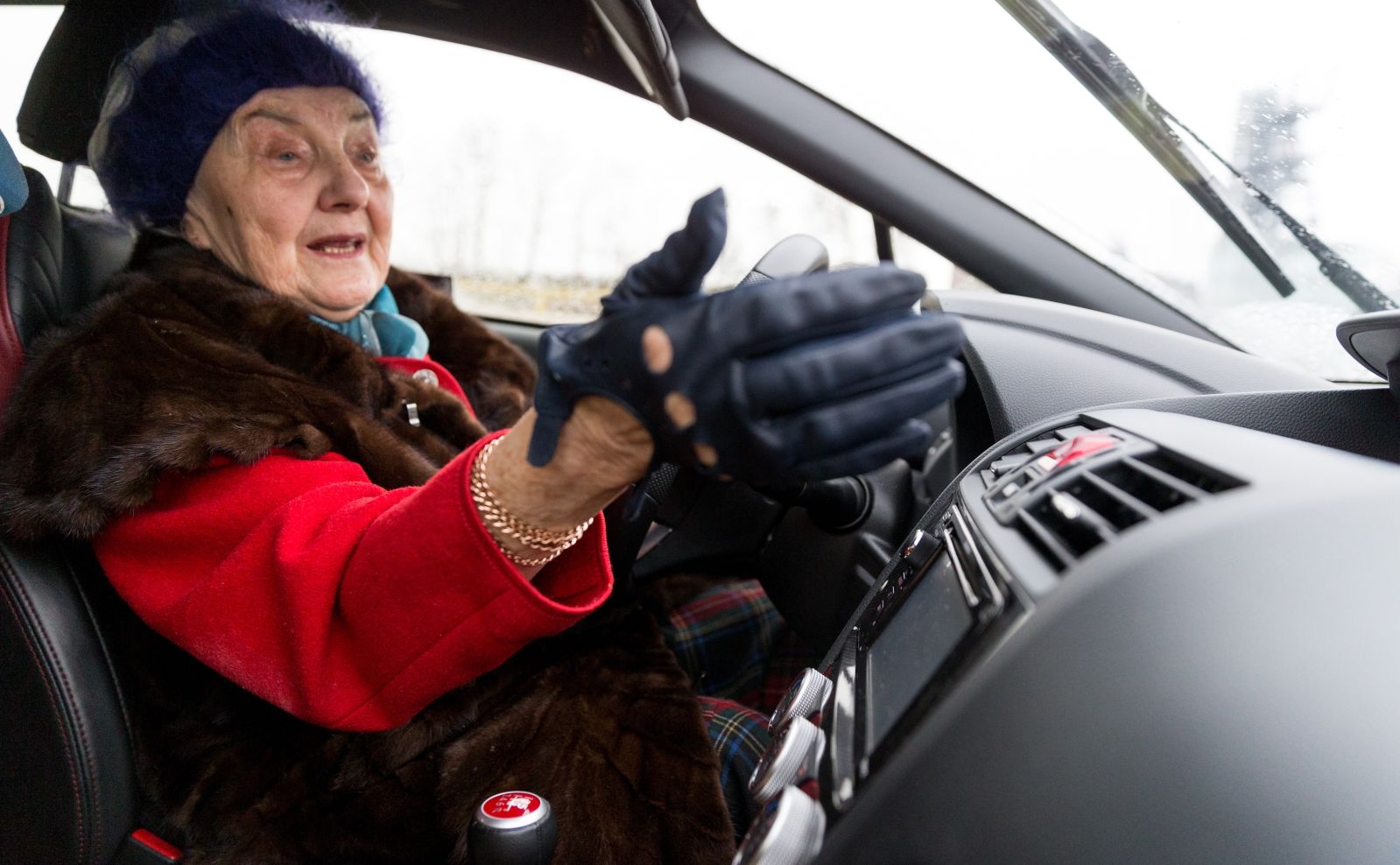 81letnia kobieta mistrzynią kierownicy i... ciętej