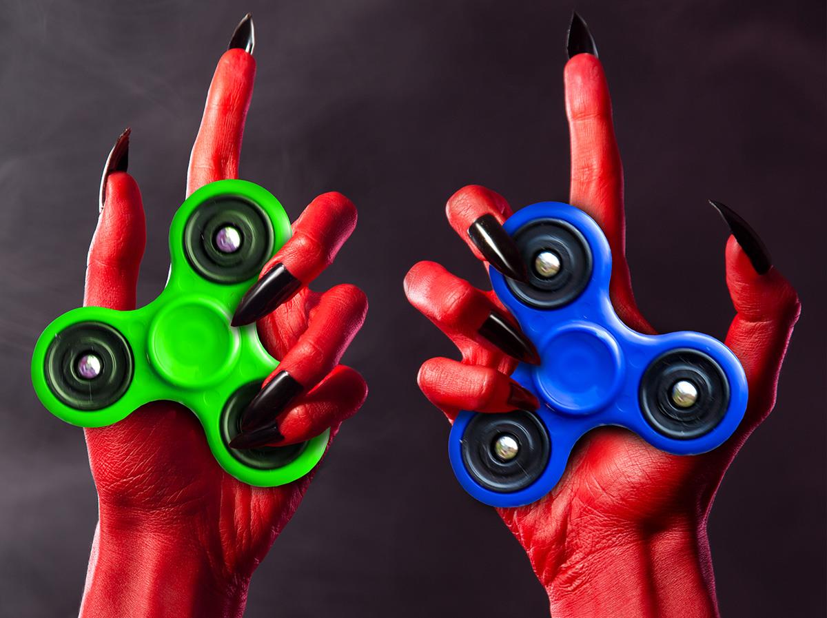 Fidget spinner, czyli diabeł w rękach nastolatków i inne szatańskie zabawki  | Newsweek