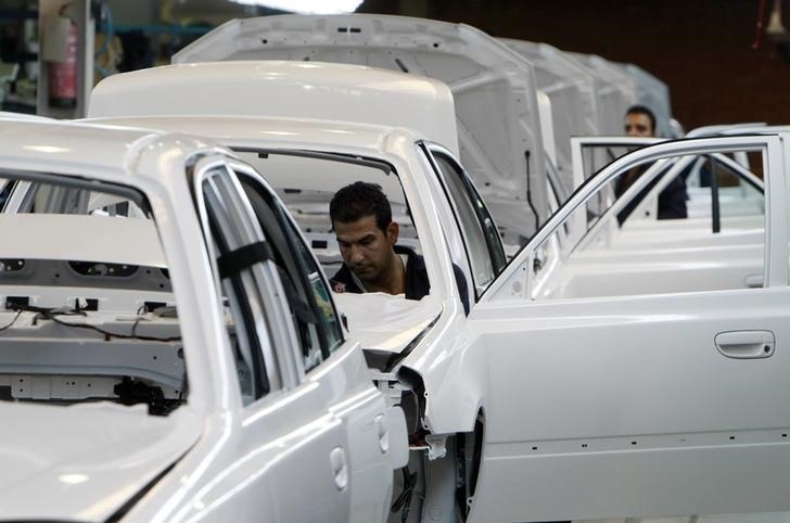Men work in an assembly line of Hyundai cars in Egypt's biggest car assembler GB Auto in Cairo September 10, 2013. REUTERS/Mohamed Abd El Ghany