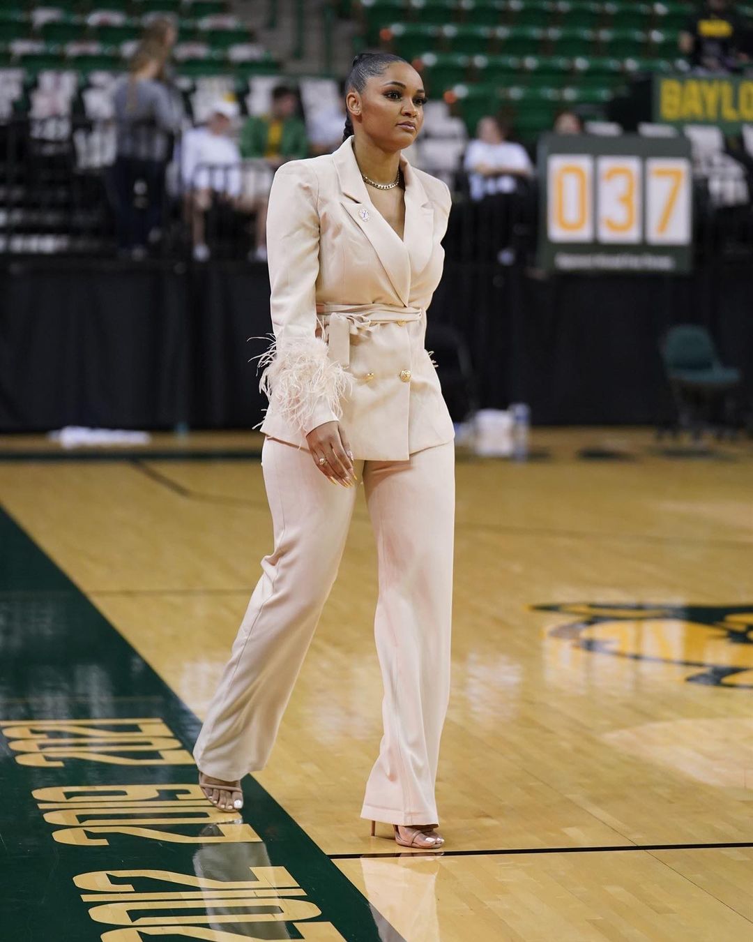Meet Texas basketball coach Sydney Carter who has turned the court into a runway Spectrum Trends