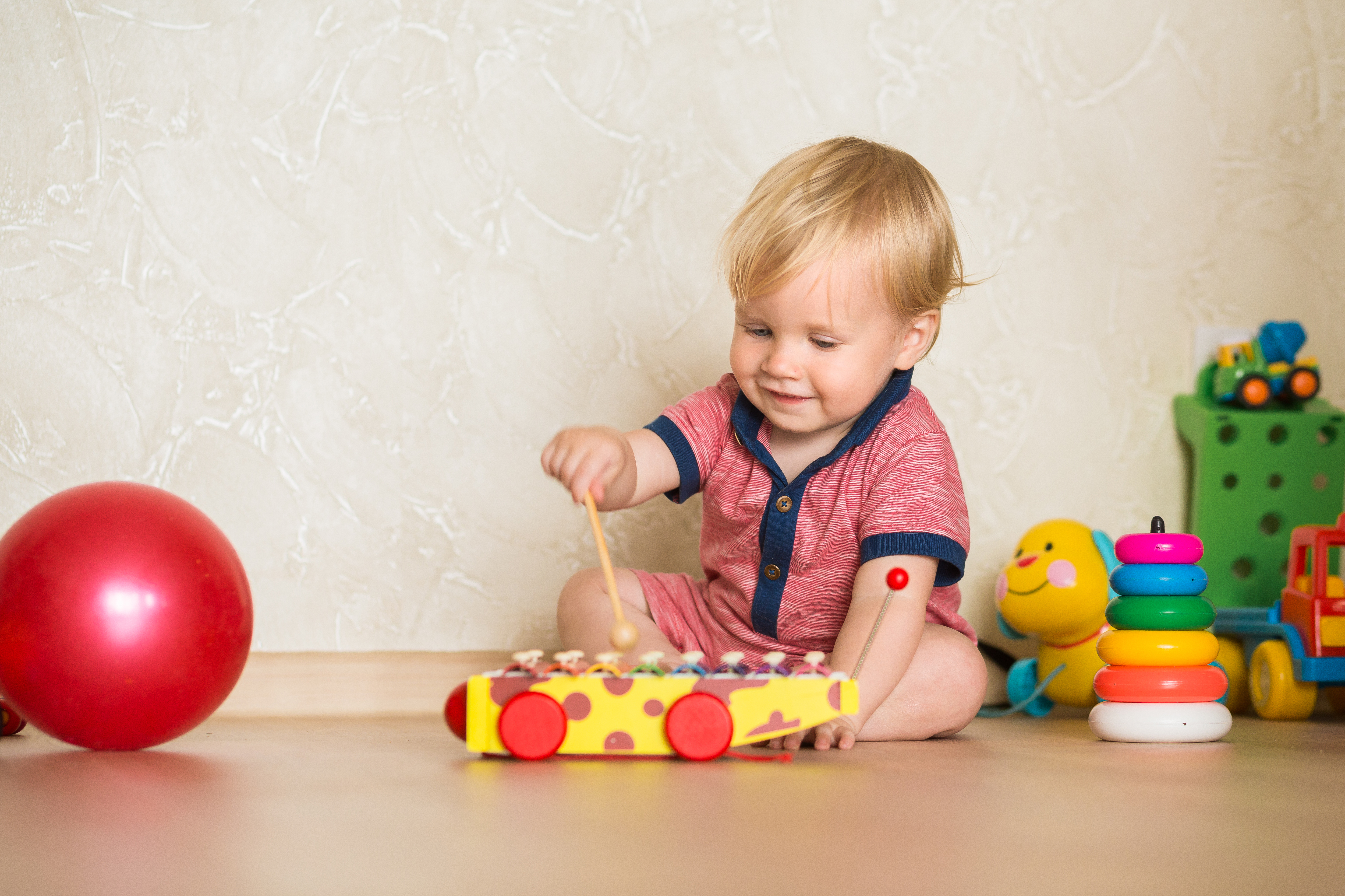 Zabawy dla rocznego dziecka — sensoryczne i kreatywne zabawy - Dziecko
