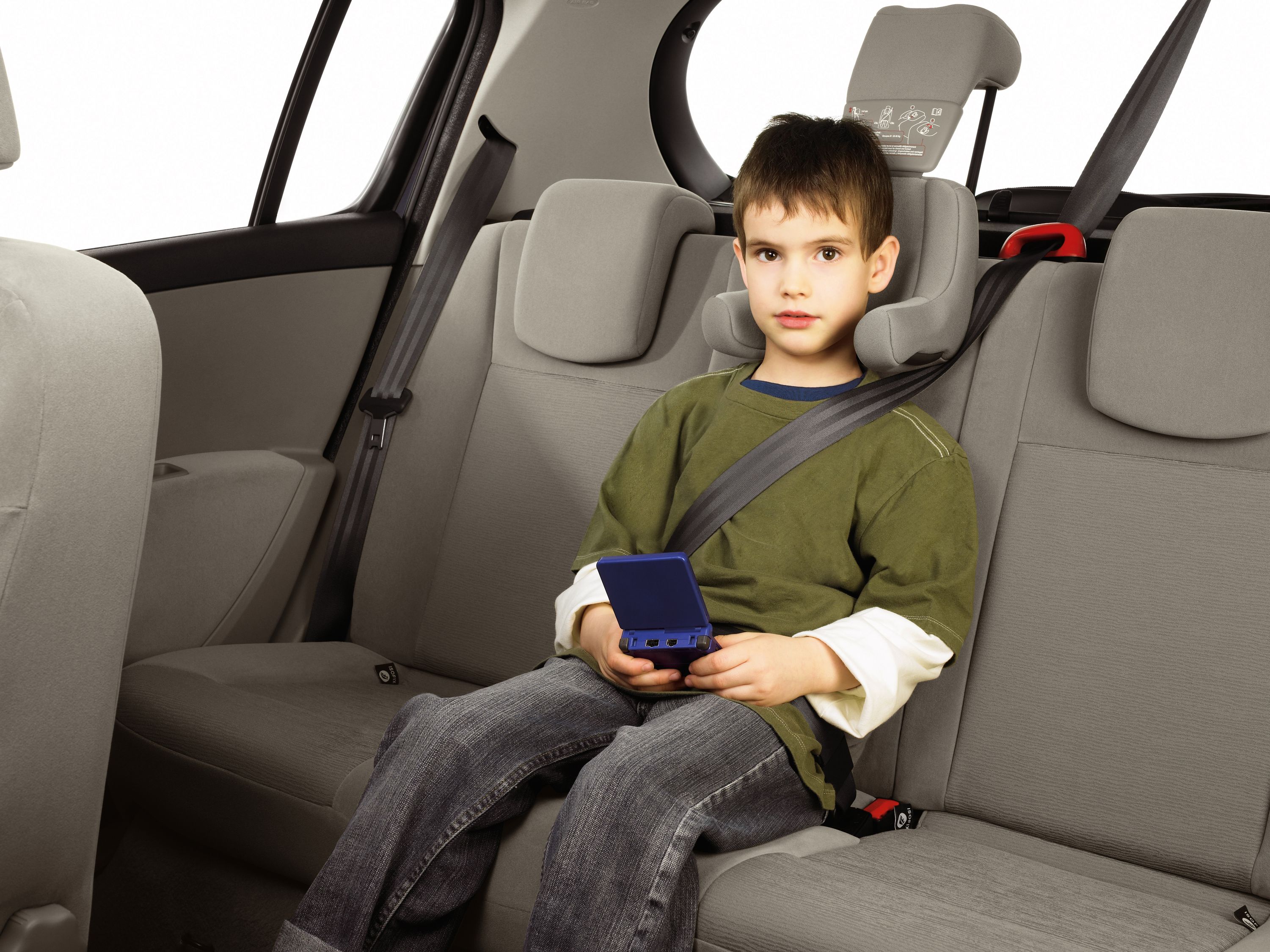 Кресло для ребенка 5. Детский кресло для автомобиля. Автокресло для детей в машине. Защита детей в автомобиле. Автомобиль для детей.
