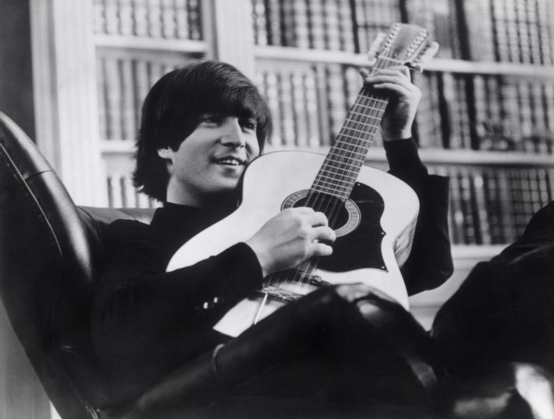 Gitara Beatlesów sprzedana za ponad 400 tys. dolarów | Newsweek