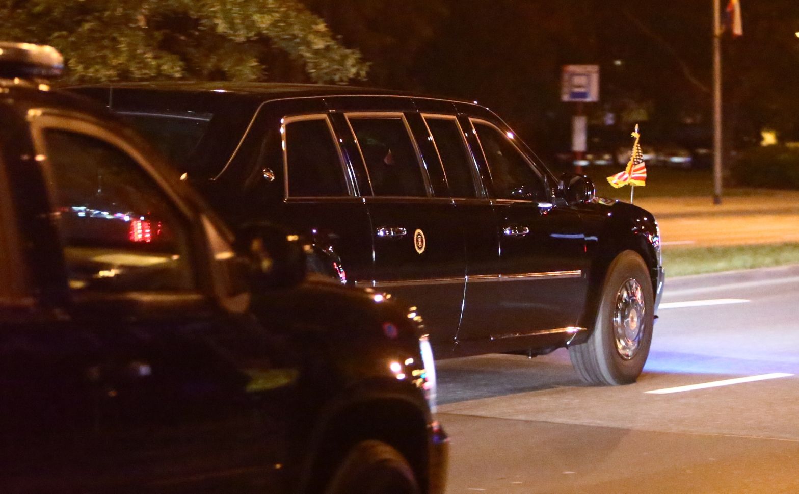 Obama w Warszawie. Samochód prezydenta USA kryje na