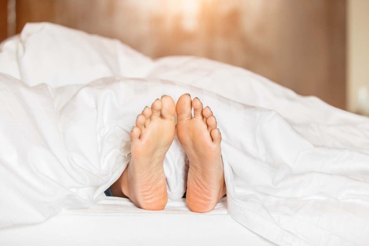 Śpisz z odsłoniętymi stopami? To może być objaw choroby - Zdrowie