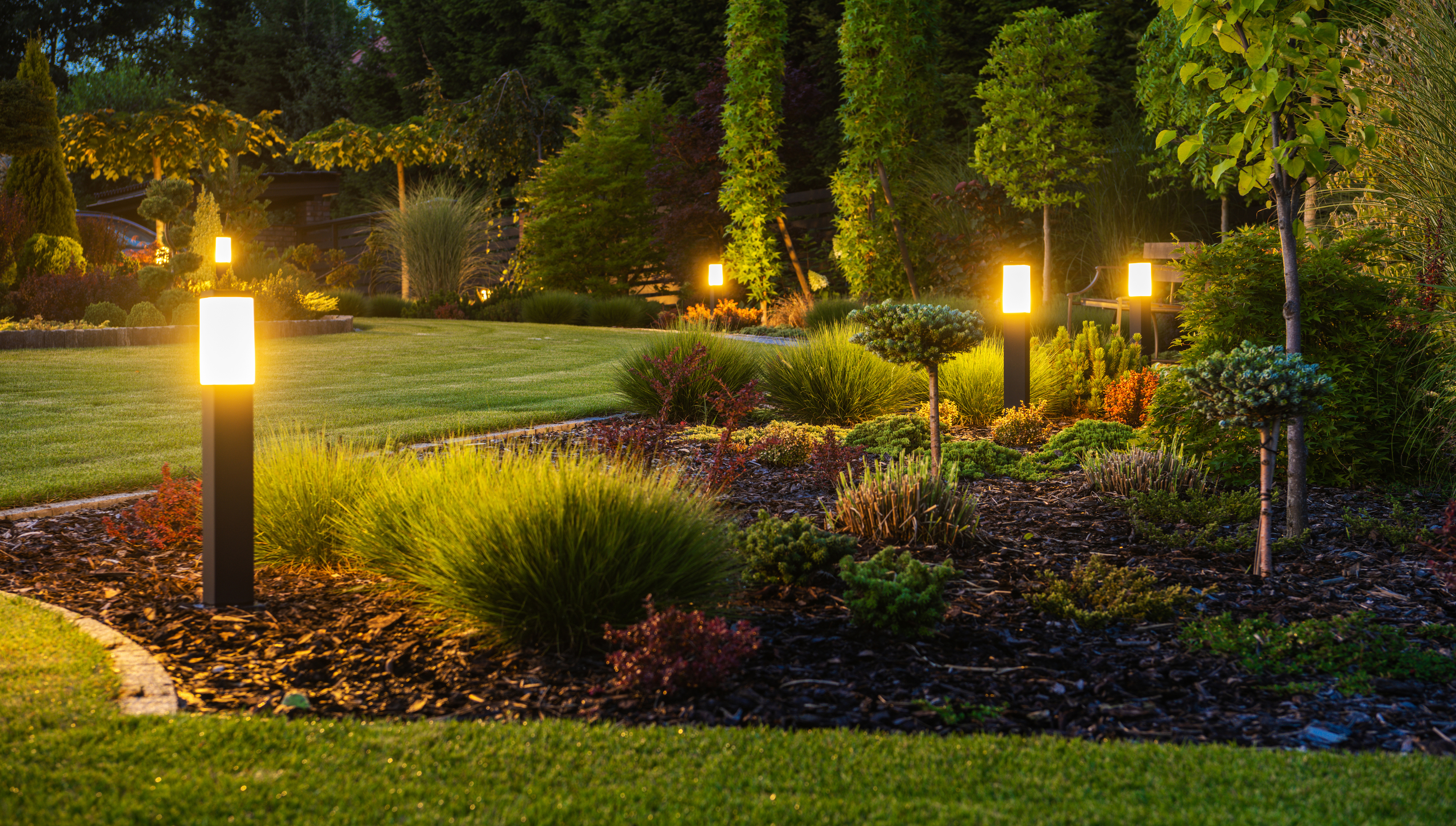 Oświetlenie ogrodowe. Jakie lampy wybrać do ogrodu? | Newsweek