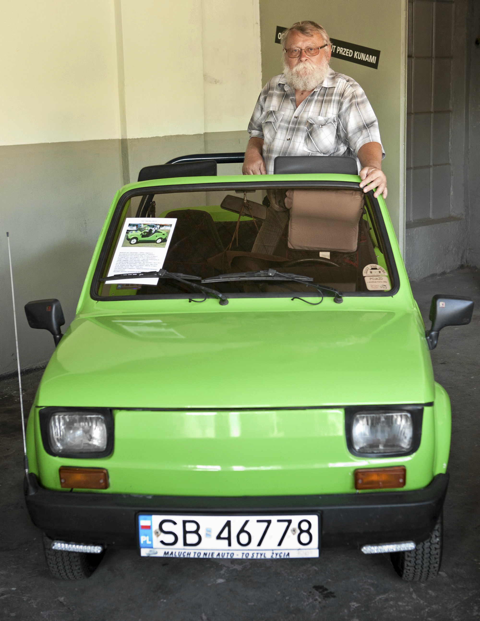 Jak wygląda wojskowy fiat 126p? ZDJĘCIA z jedynego muzeum