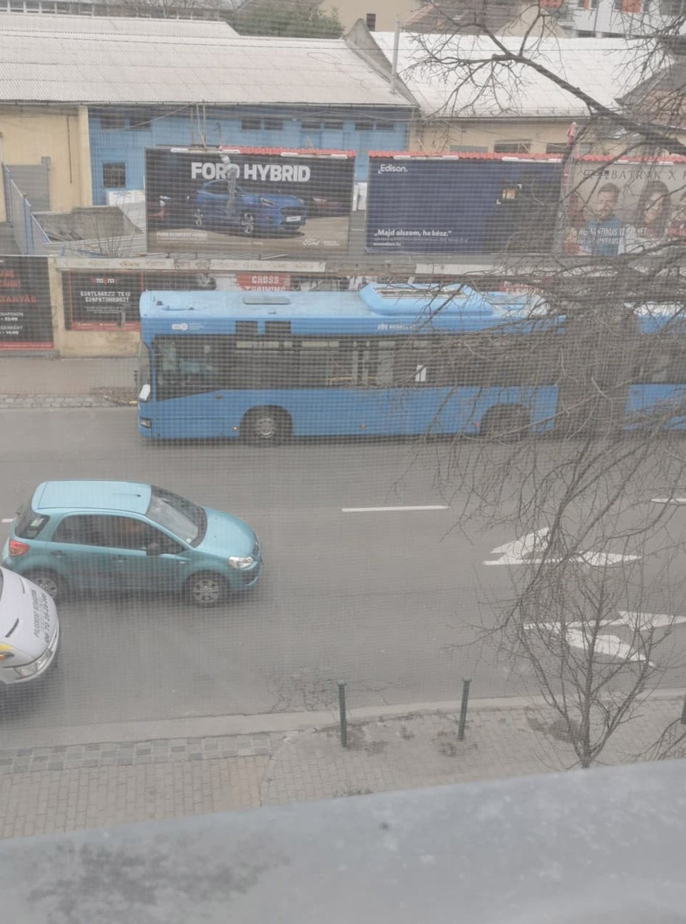 A forgalmas útkereszteződés közepén robbant le a BKV-busz - óriási a dugó a  XIII. kerületben - Blikk