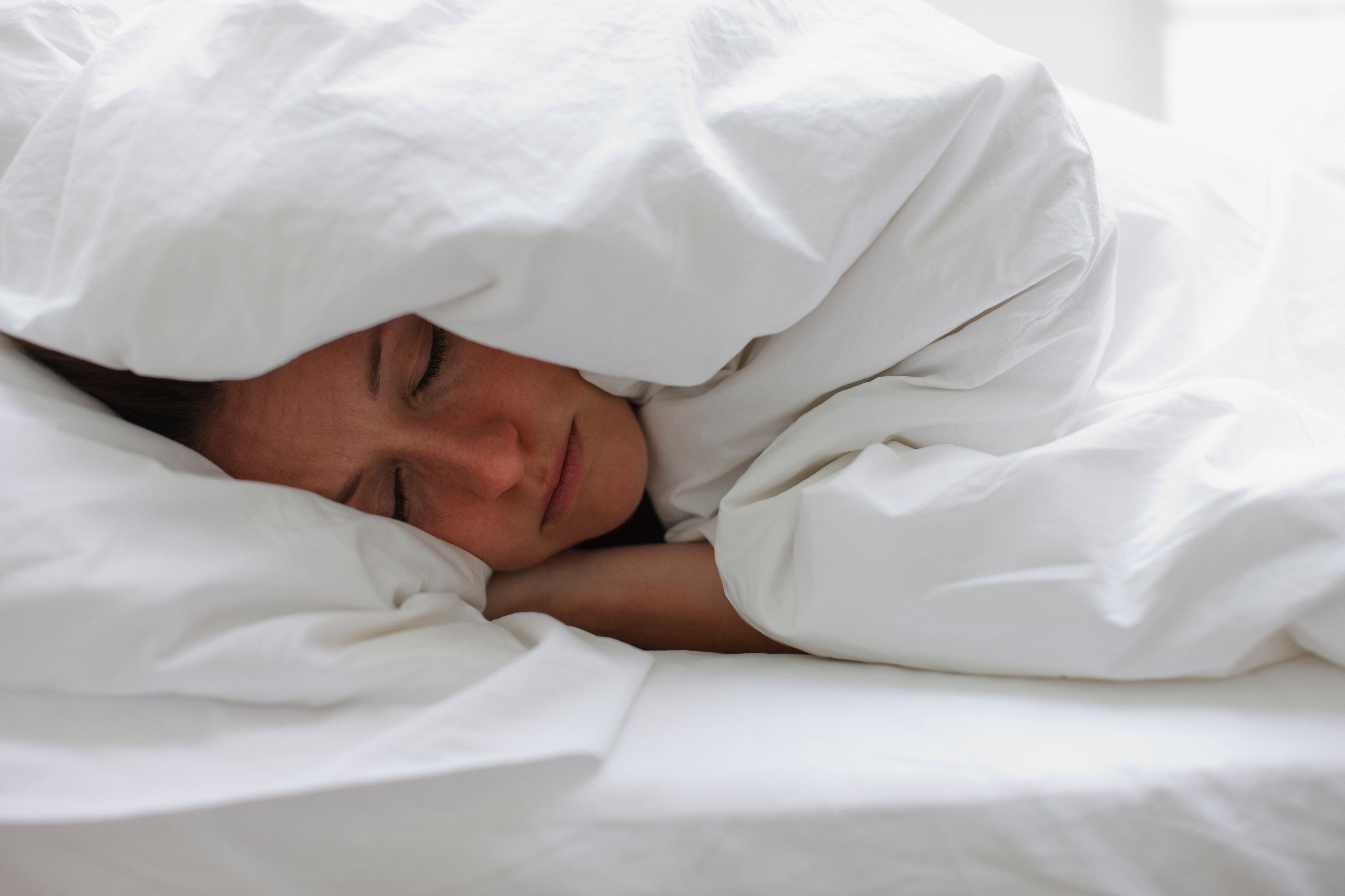 Стало больно спать. Человек под одеялом. Человек лежит под одеялом. Человек в кровати под одеялом. Спящий человек под одеялом.