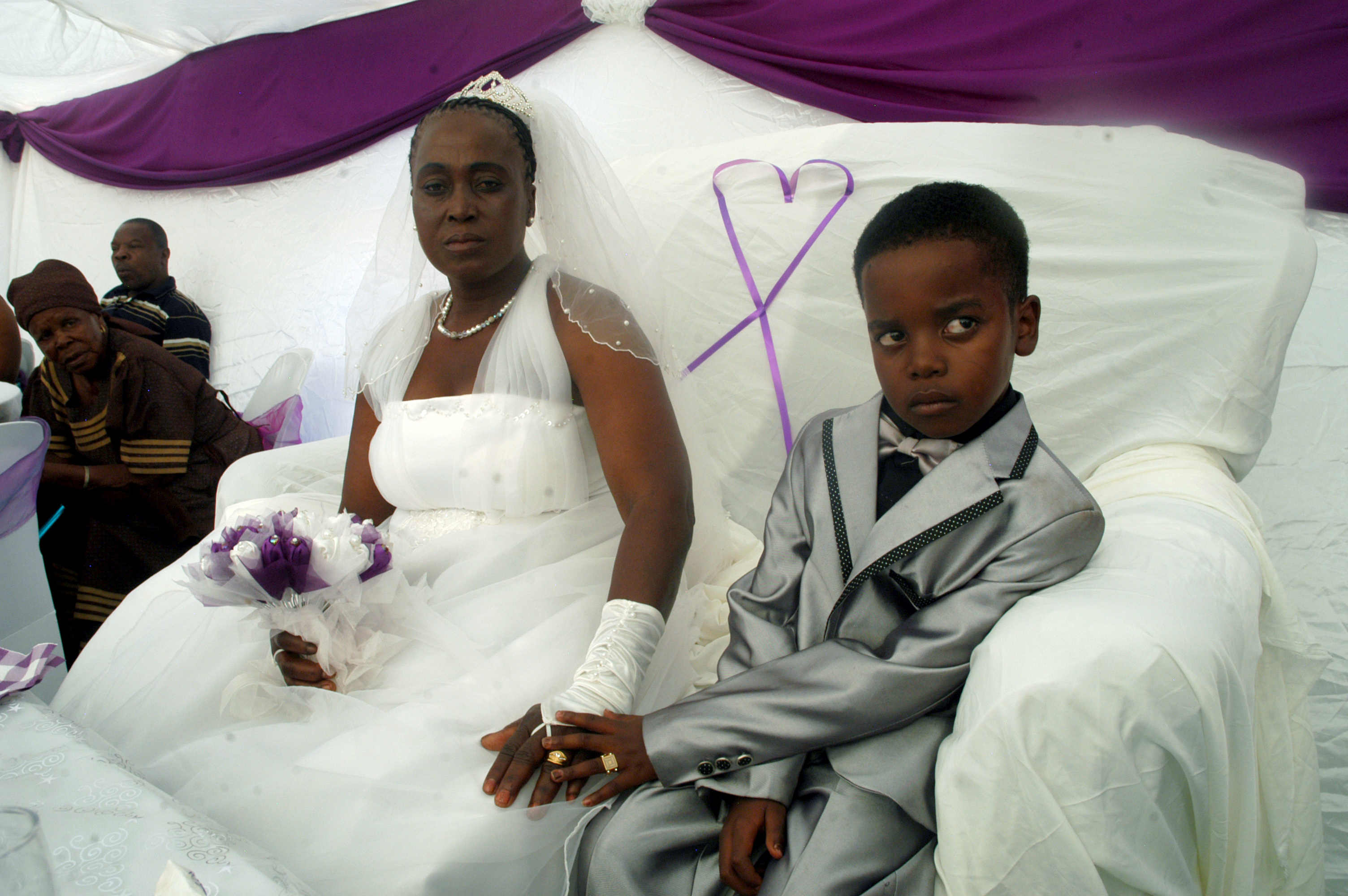 Негритянка и пацан. Хелен Шабангу. Санеле Масилела и Хелен Шабангу. Ранние браки в Африке. Свадьба в Африке.