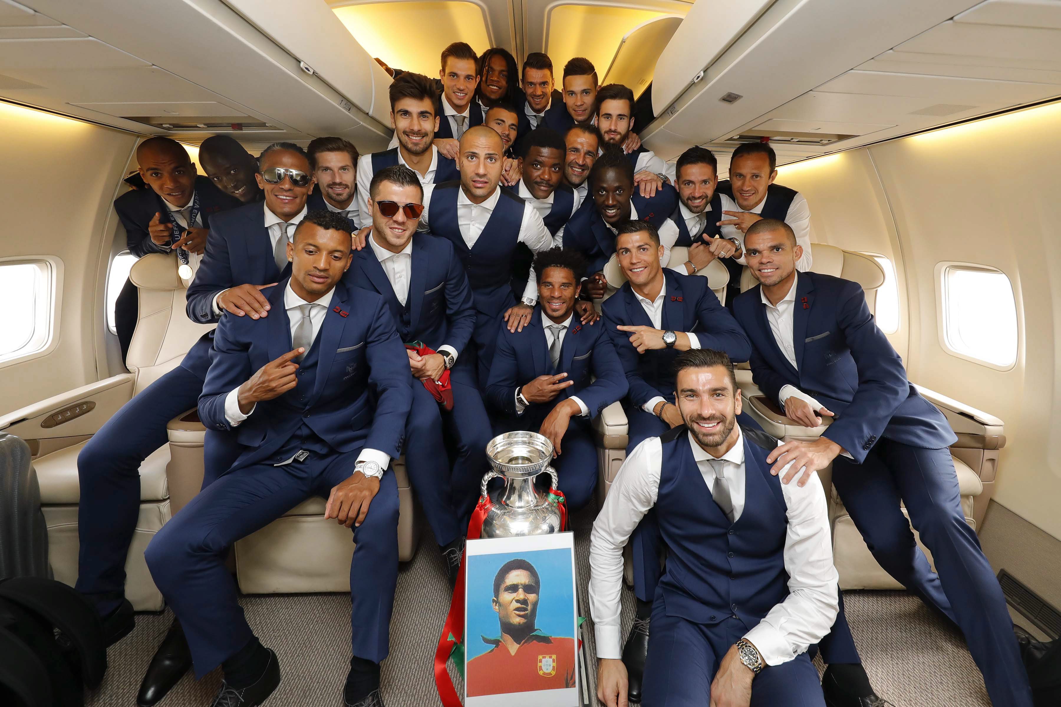 Portugalczycy na pokładzie samolotu, którym wracają do kraju