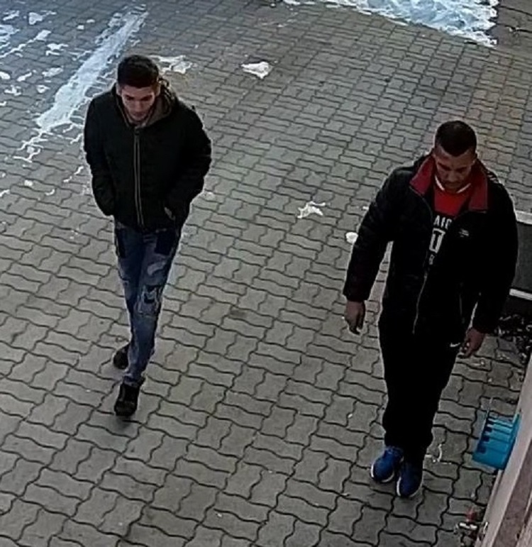 Ön látta őket? Ezek a tolvajok komoly értékeket loptak el egy budapesti  lakásból - Blikk