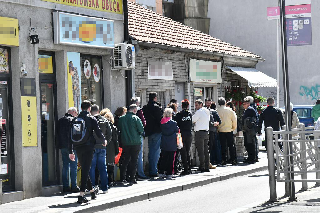 Red preko pedeset metara ispred pečenjare u Vojvoce Stepe, ljudi čekaju  satima na meso