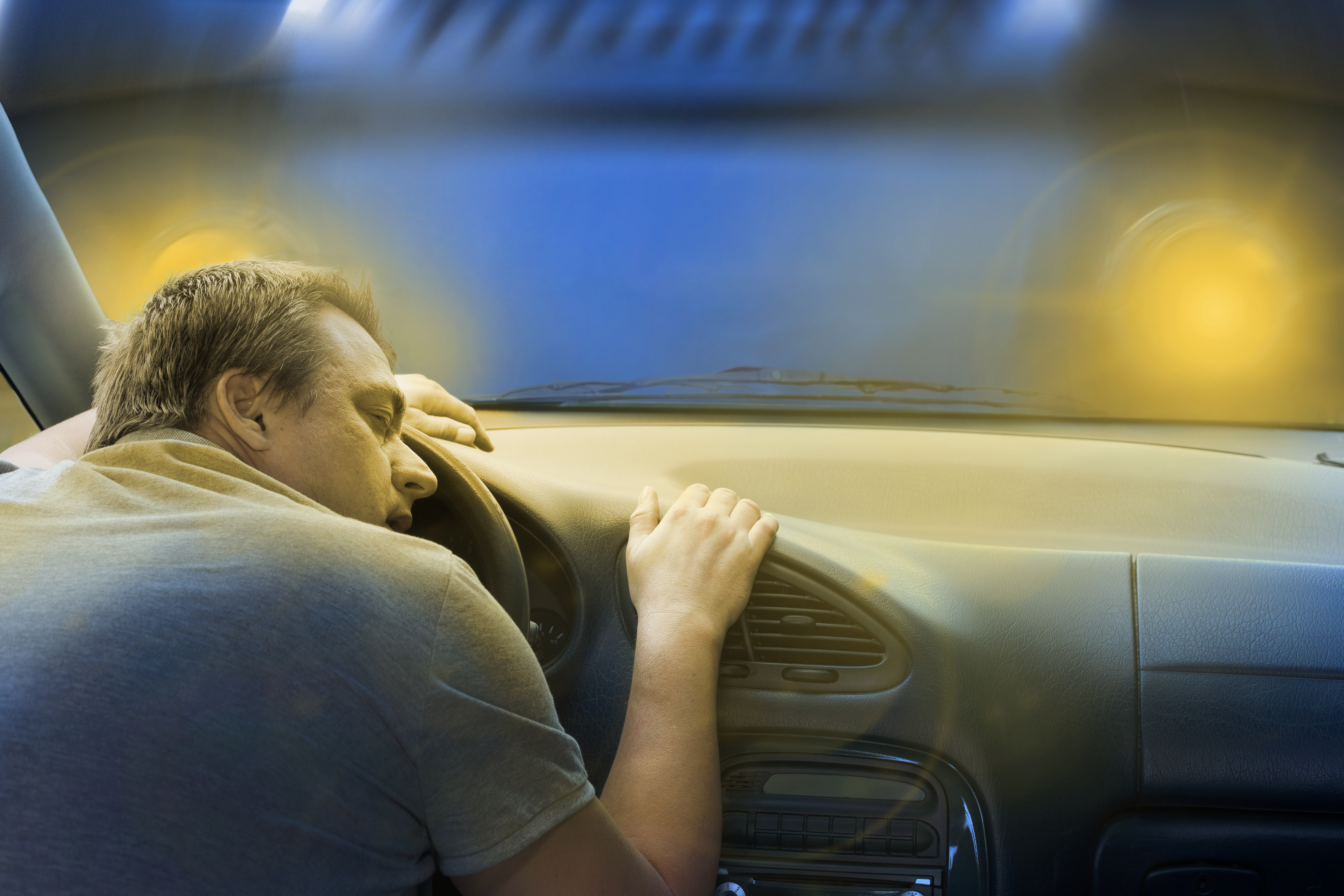 Машина устала. Сонный водитель за рулем. Водитель уснул за рулем.