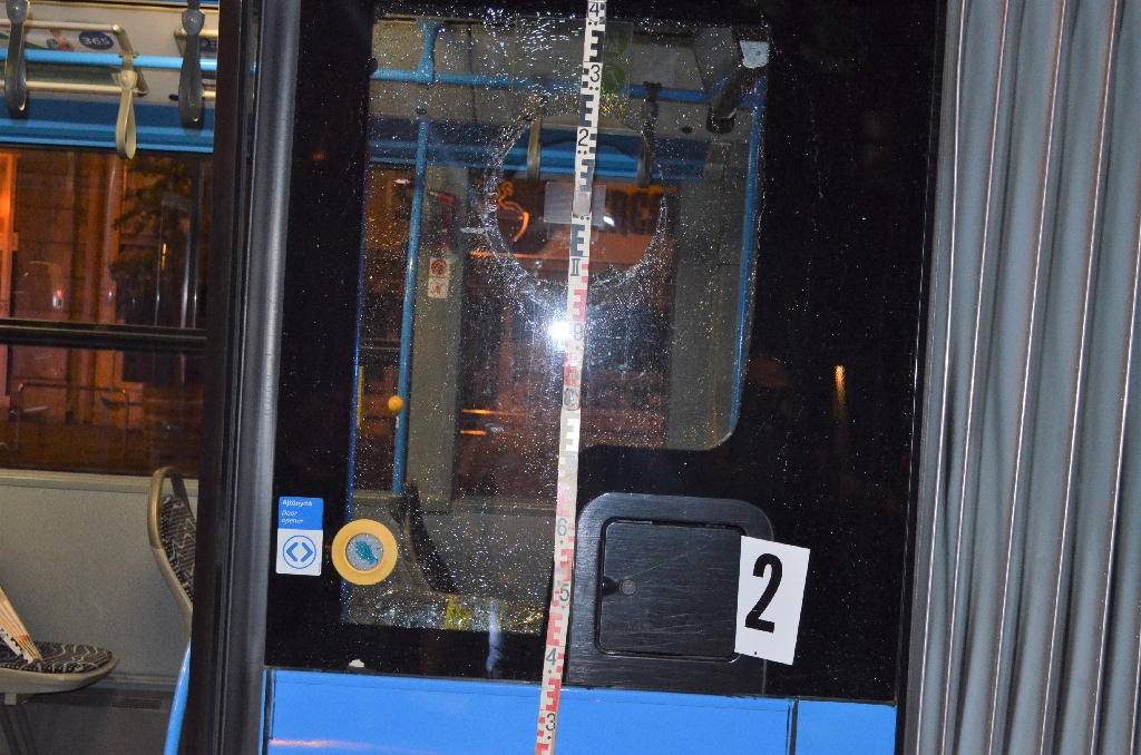 Kővel dobta be a busz ablakát egy férfi Budapesten - Blikk