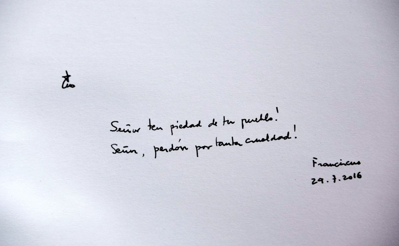 Wpis papieża Franciszka w księdze pamiątkowej w Muzeum Auschwitz