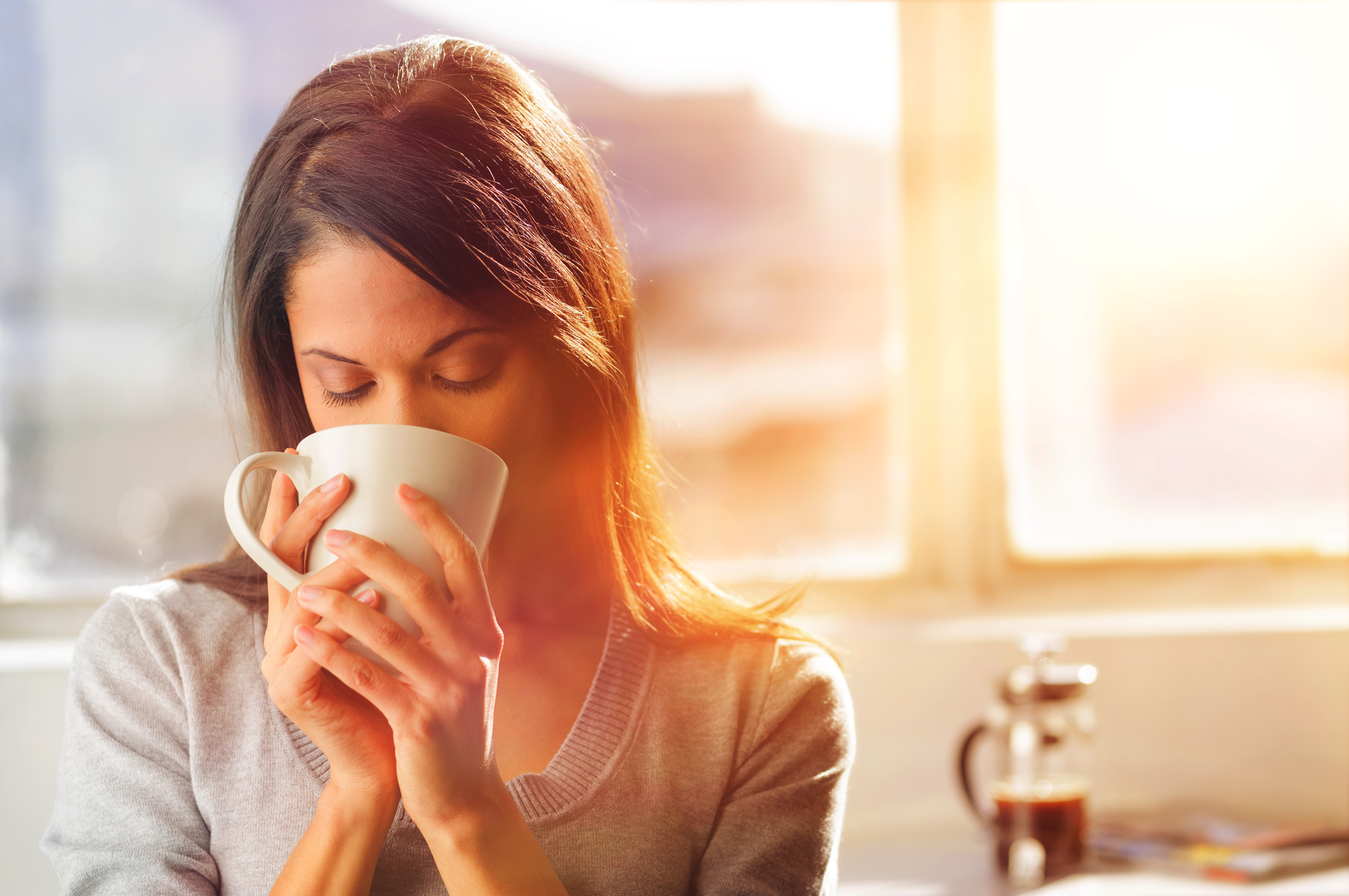 Drinking coffee. Девушка с чашкой чая. Девушка с кофе. Девушка пьет чай. Человек с кружкой чая.