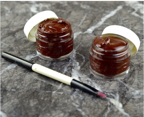 How to make lip balm using petroleum jelly and chocolate