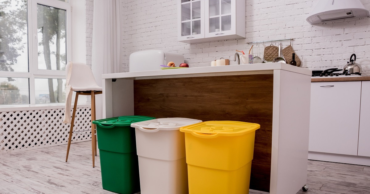 Jak segregować śmieci w małym mieszkaniu? To banalnie proste, przedstawiamy triki