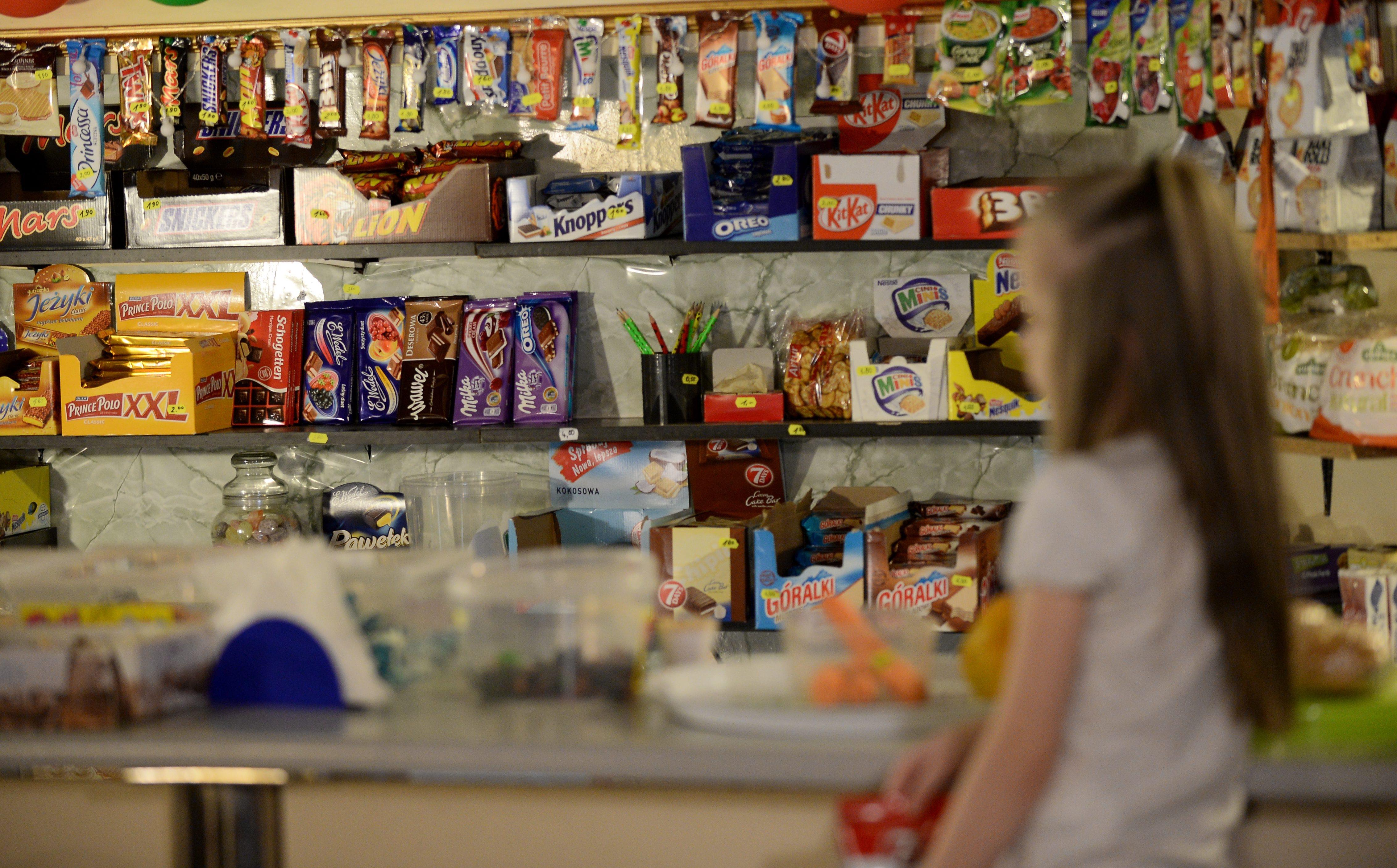 Zakaz śmieciowego jedzenia w sklepikach szkolnych od 1 września - Polska -  Newsweek.pl