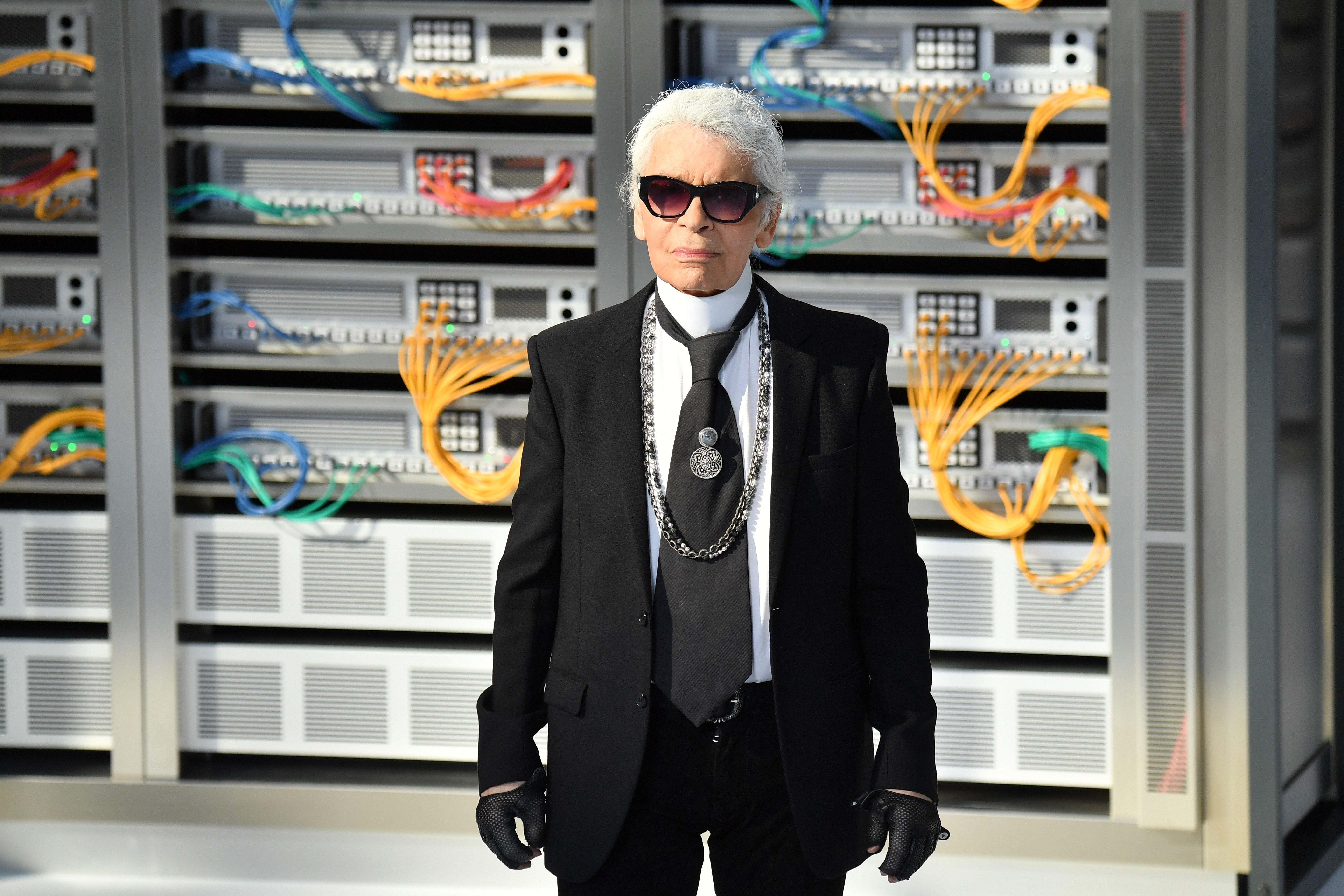 Karl Lagerfeld - styl ubierania. Jak stworzyć własny zestaw do pracy?