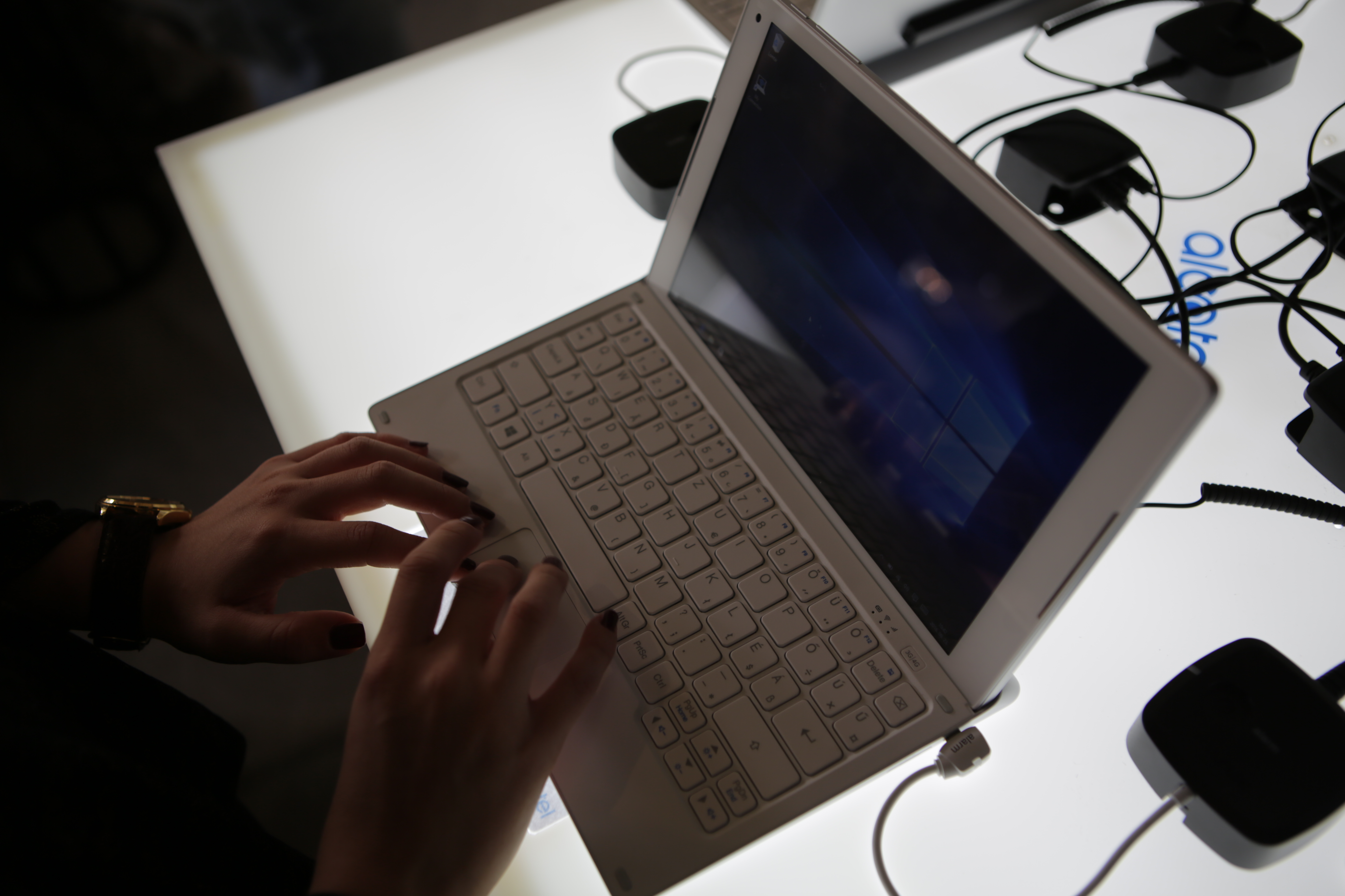 Olcsón szeretne Windows 10-es tabletet, ami laptop is? Akkor ezt az  Alcatelt Önnek találták ki! - Blikk Rúzs