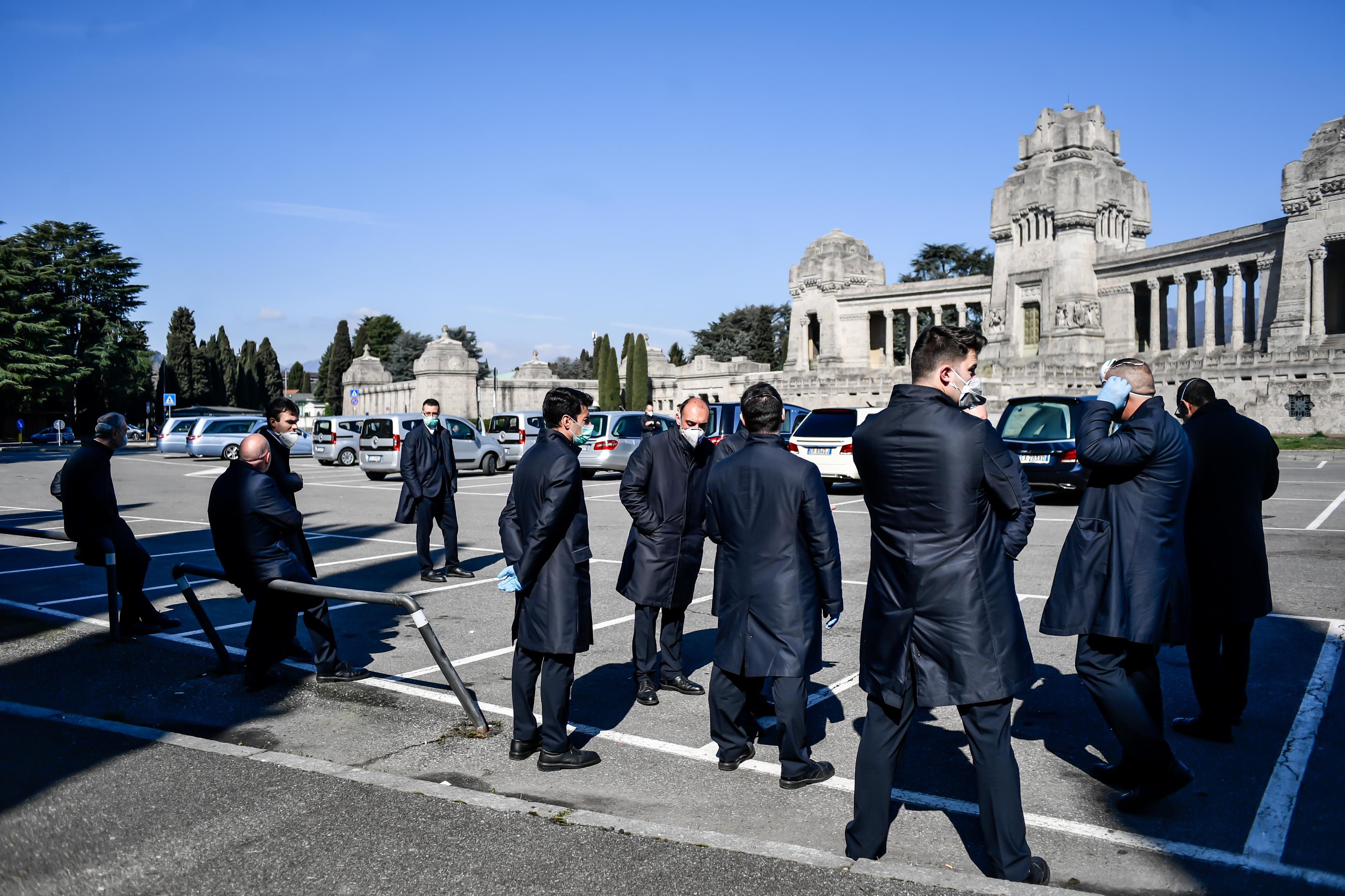 Italy mafia. Сицилия 1860 мафия. Сицилийская мафия в Италии. Похороны итальянского мафиози. Итальянская мафия в Италии.