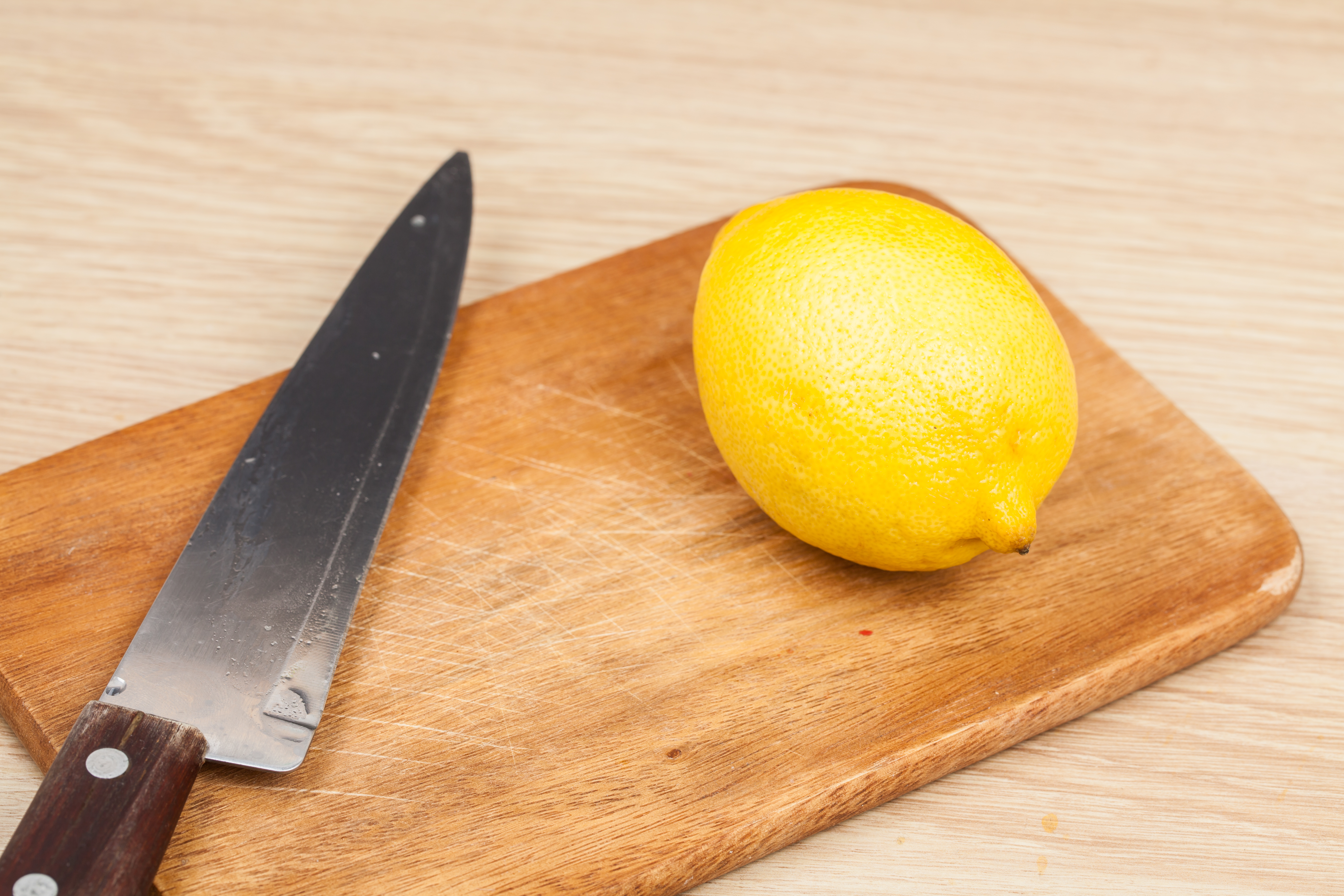 A szomszédom minden főzés elején citrommal keni be újra és újra a kést.  Azóta én is csak ezzel a módszerrel vágok neki a pörköltnek - Blikk Rúzs