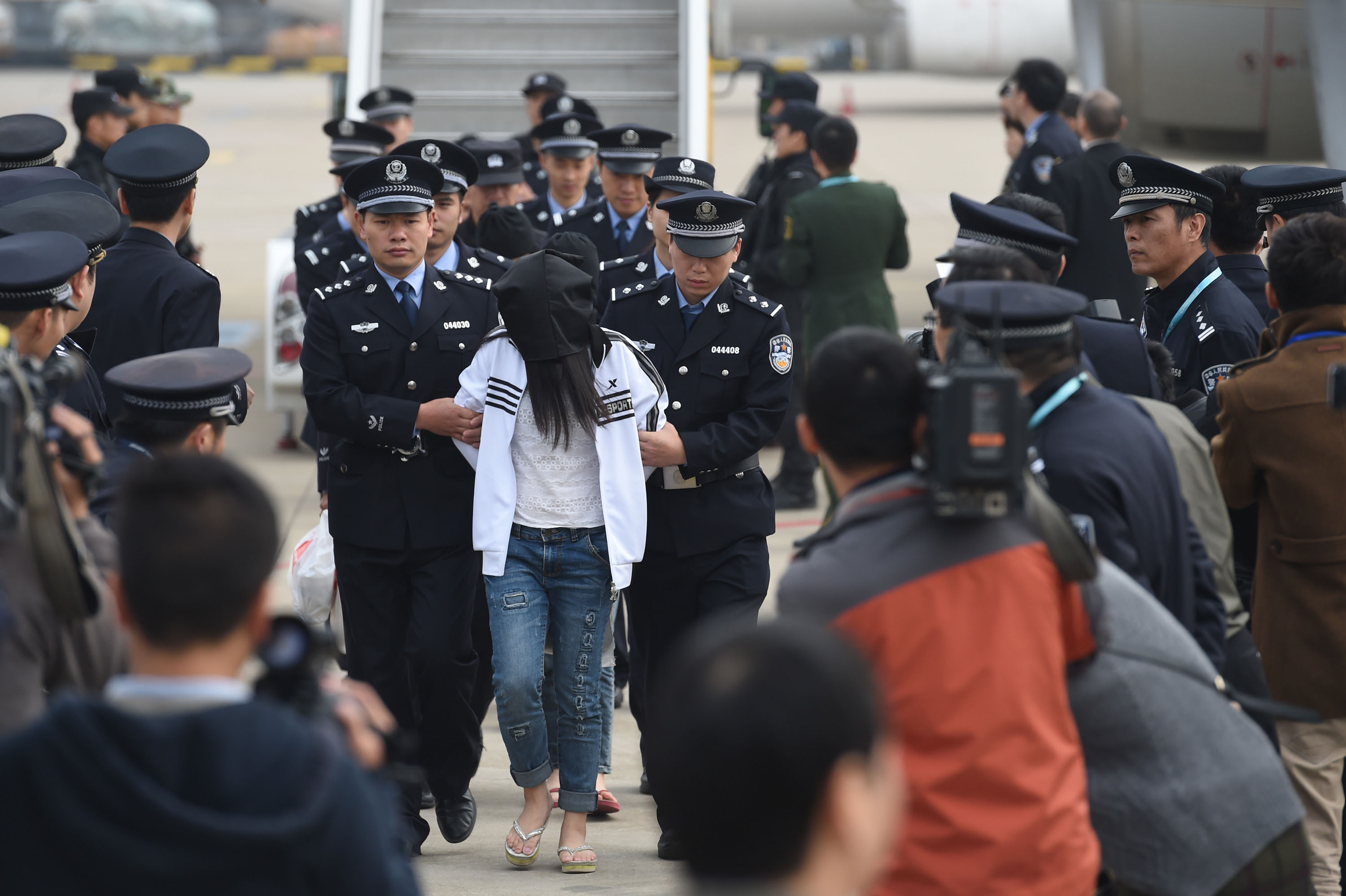 Китай в погоне. Борьба с преступностью в Китае. Китаянки полицейские расстреливают. Китайская полиция.