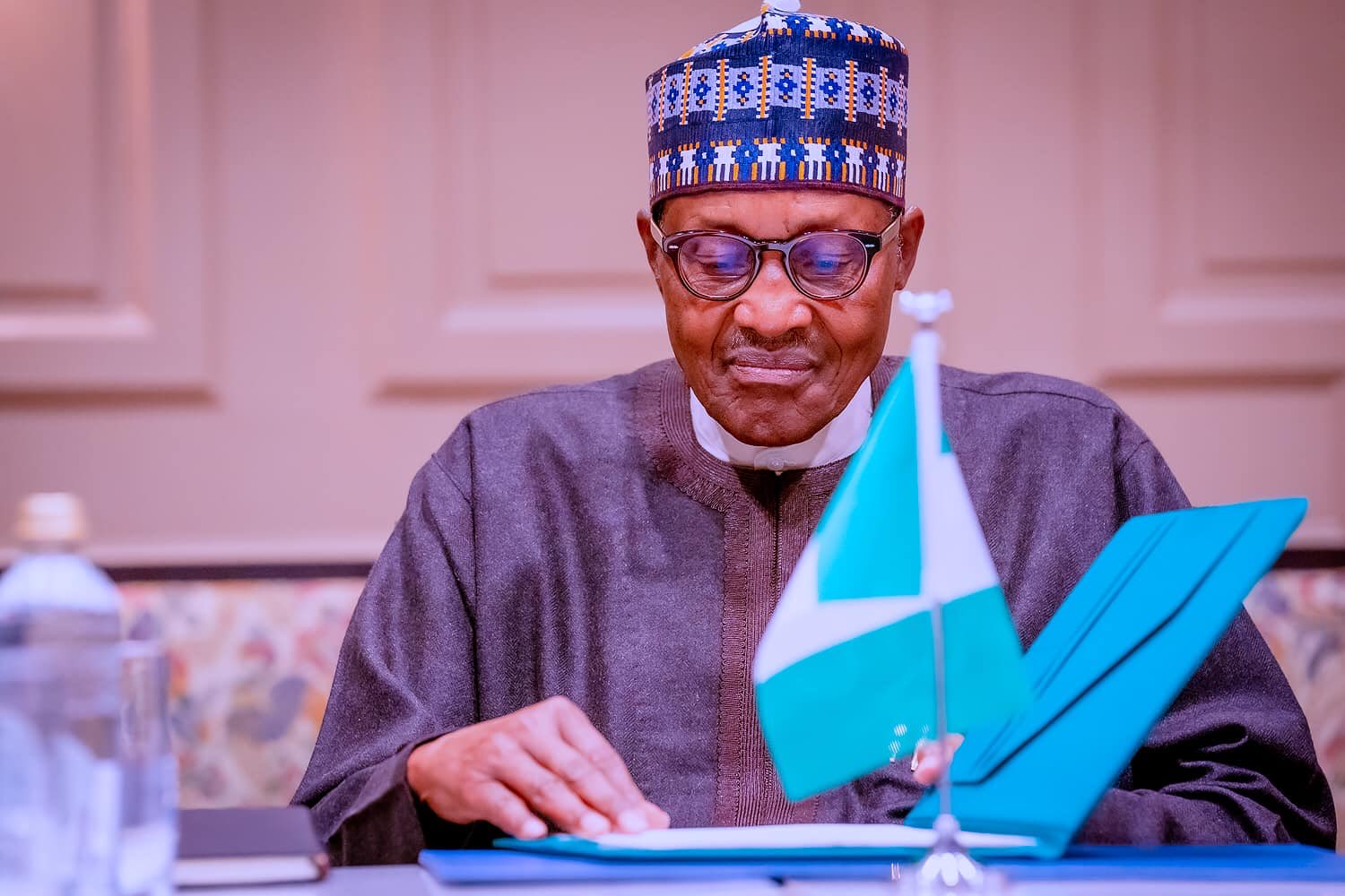 Buhari salutes Nigerians for believing in him despite challenges thumbnail