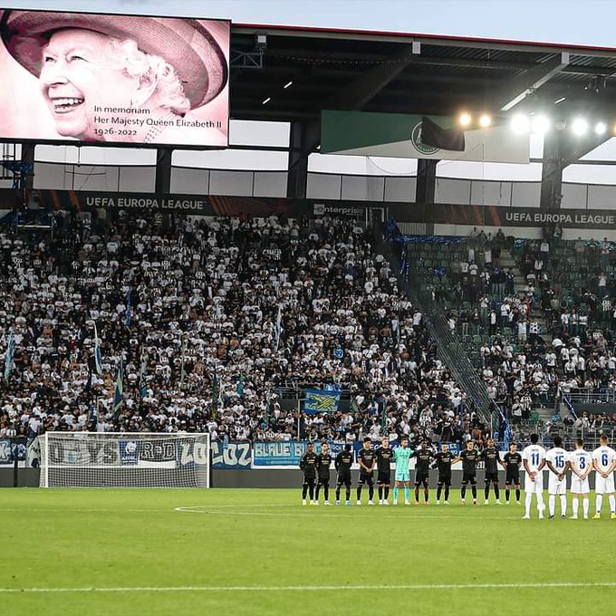 Arsenal held a moment of silence at the start of the second half of their match vs Zurich following Queen Elizabeth II’s death