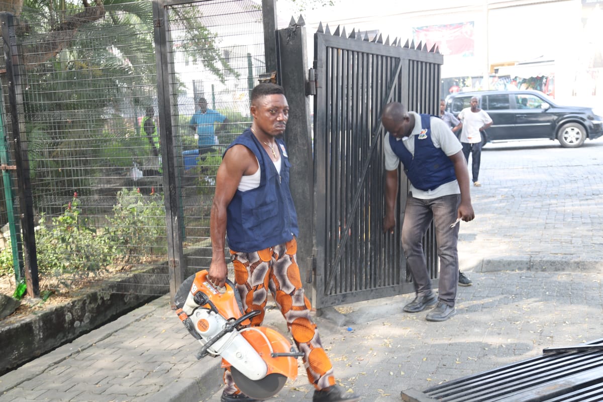 Lagos govt moves to ease traffic in Lekki, pulls down illegal gates, barriers. [Twitter:@FollowLASG]