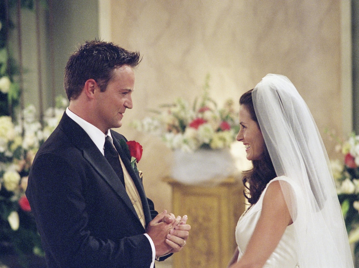 Chandler Bing married Monica on Friends [Kinorium]