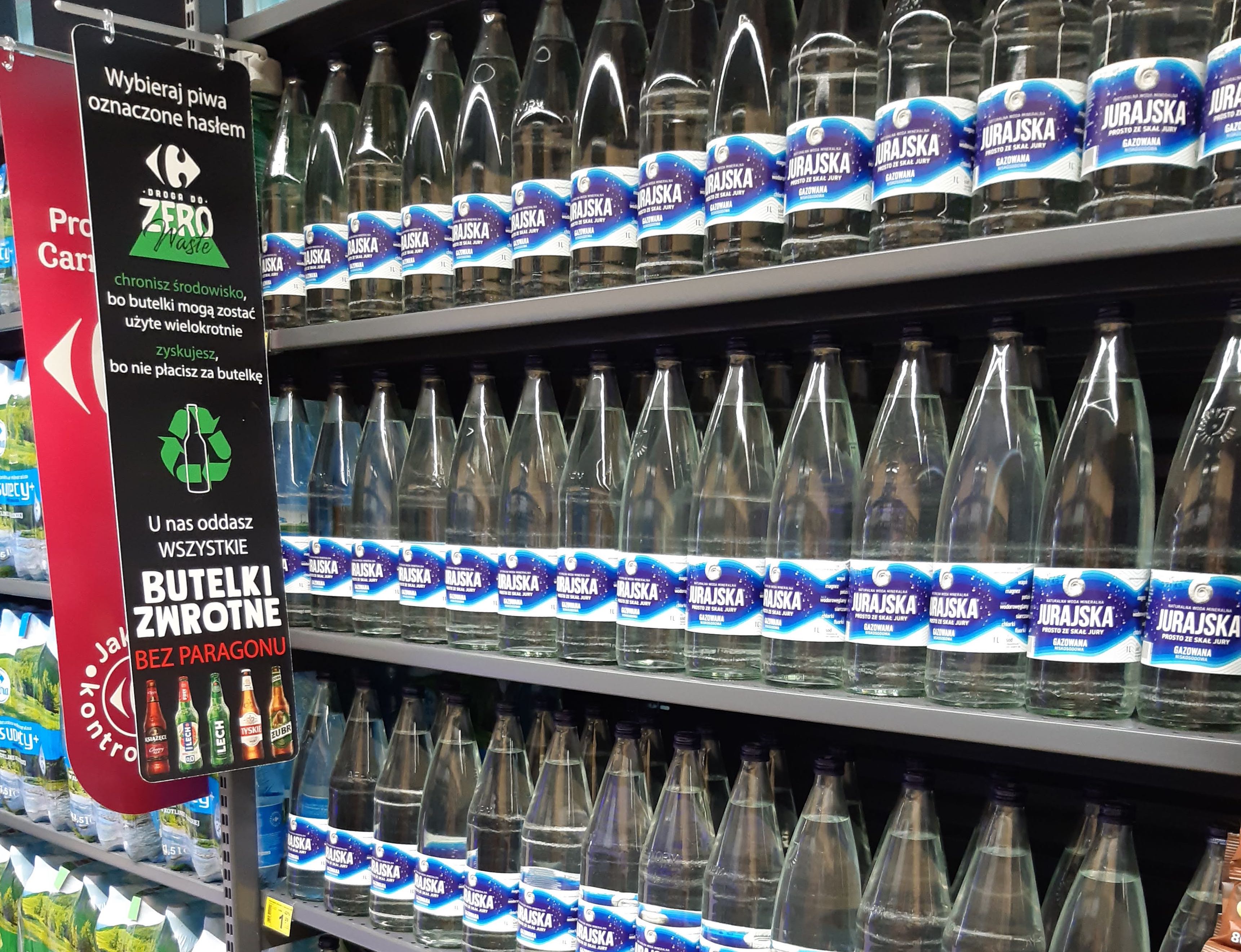 Carrefour sprzedaje wodę w szklanych butelkach zwrotnych