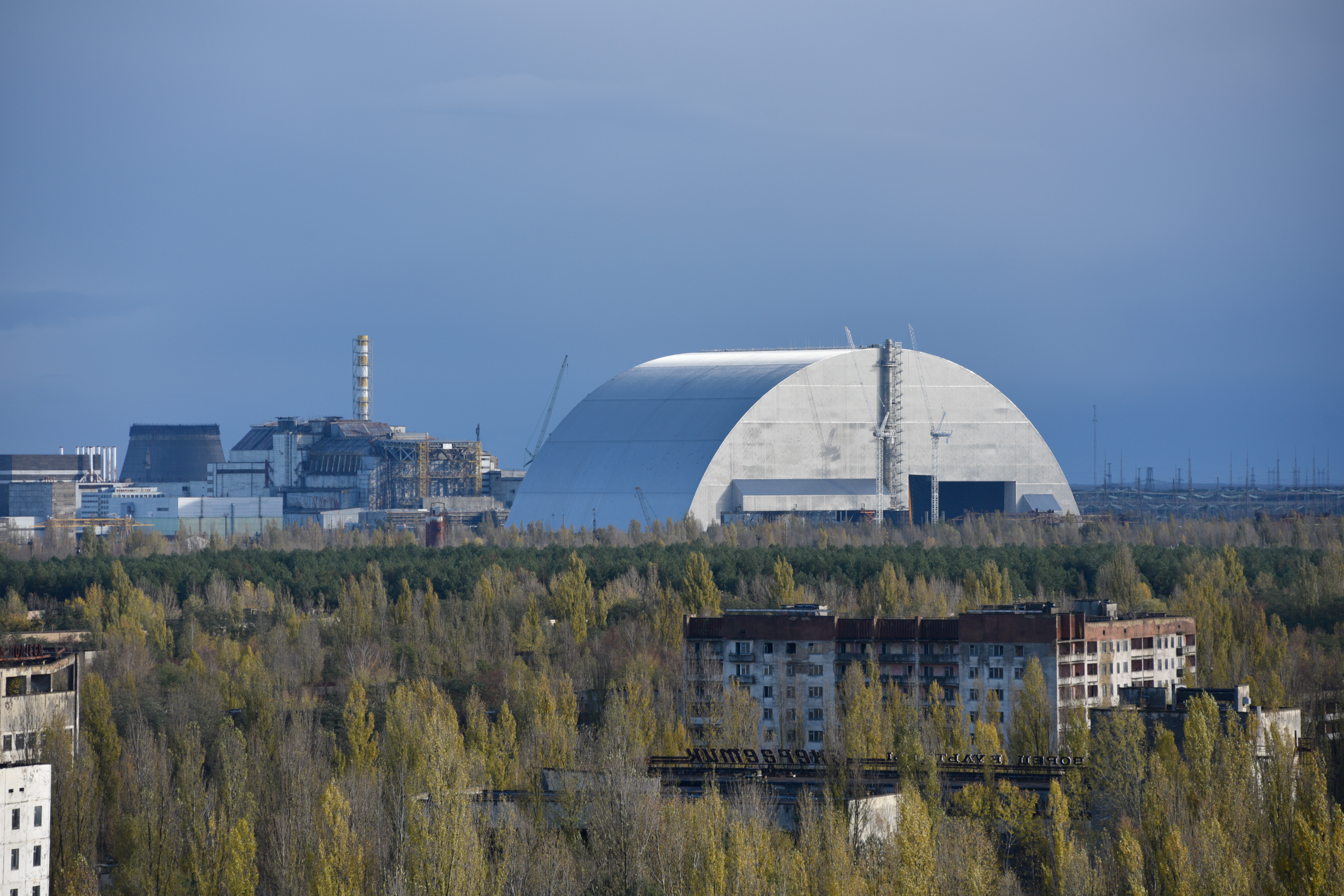 Чернобыльская аэс атомная электростанция. Чернобыль саркофаг. Новый саркофаг на Чернобыльской АЭС. АЭС Припять 4 энергоблок. Припять ЧАЭС саркофаг.