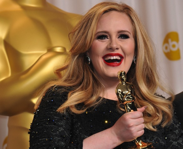 Adele ze swoim Oscarem za piosenkę do ostatniego 