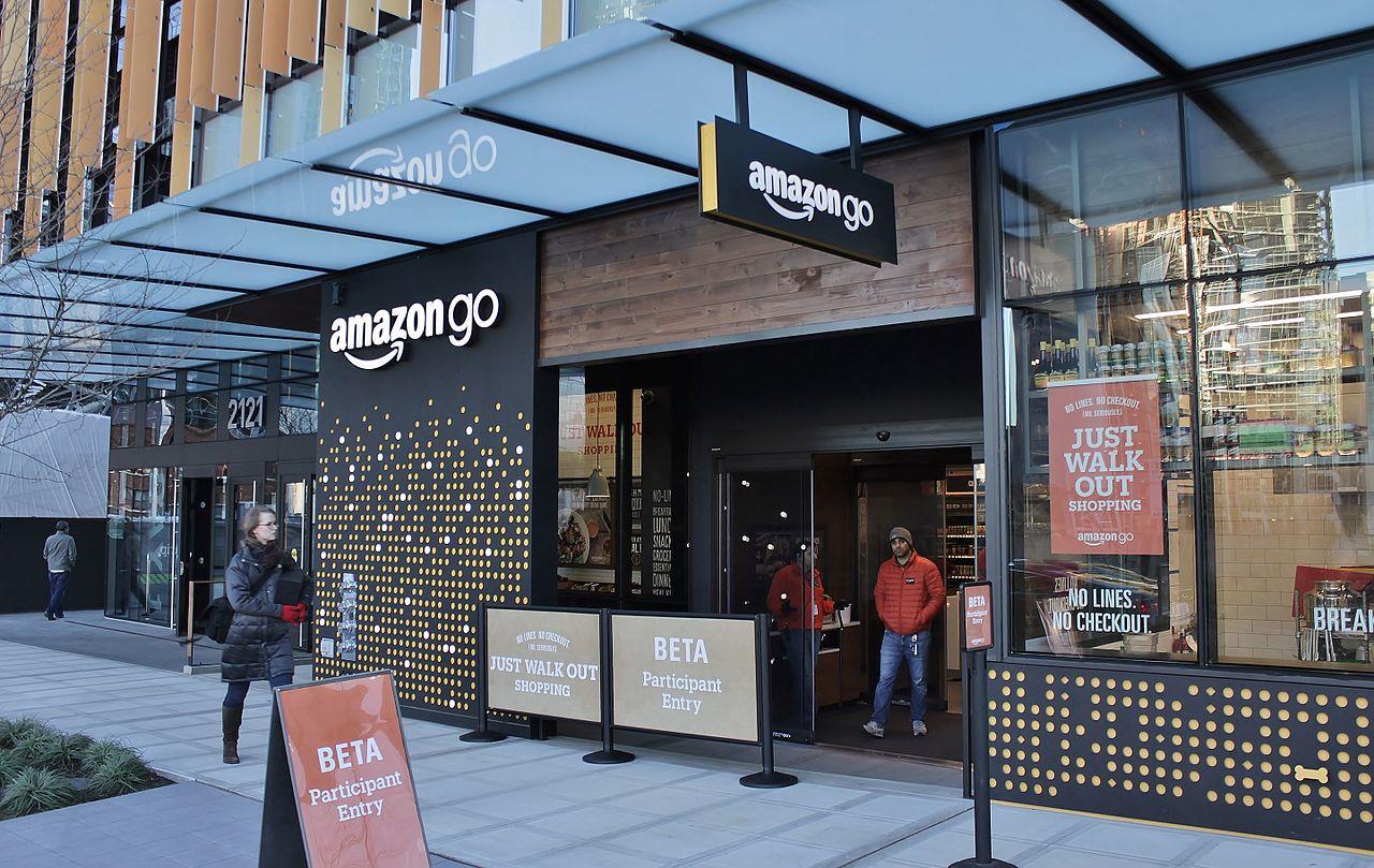 Rewolucja w zakupach. Amazon Go otwiera pierwszy sklep bez kas i kolejek |  Newsweek