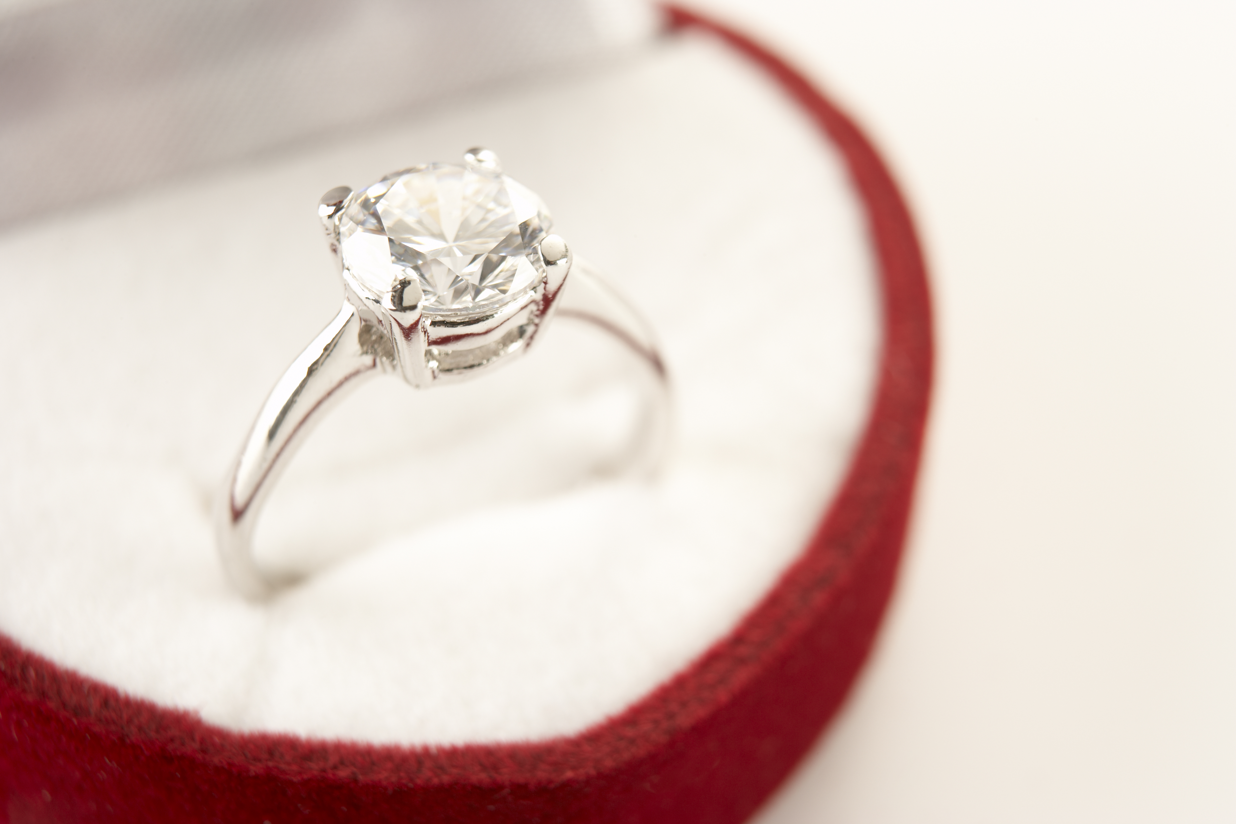 Получить кольцо в подарок. Кольцо для предложения. Кольцо для предложения девушке. Красивые кольца. Помолвочное кольцо.