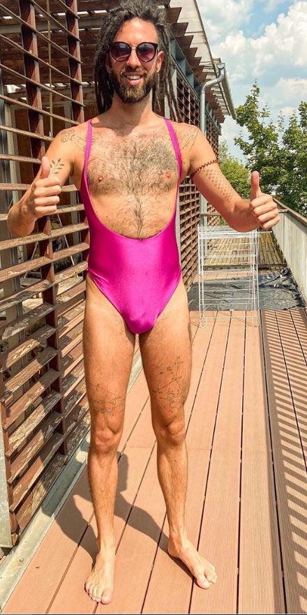 Varga Viktor Borat-stílusú fürdőruhában fotózkodott - Blikk