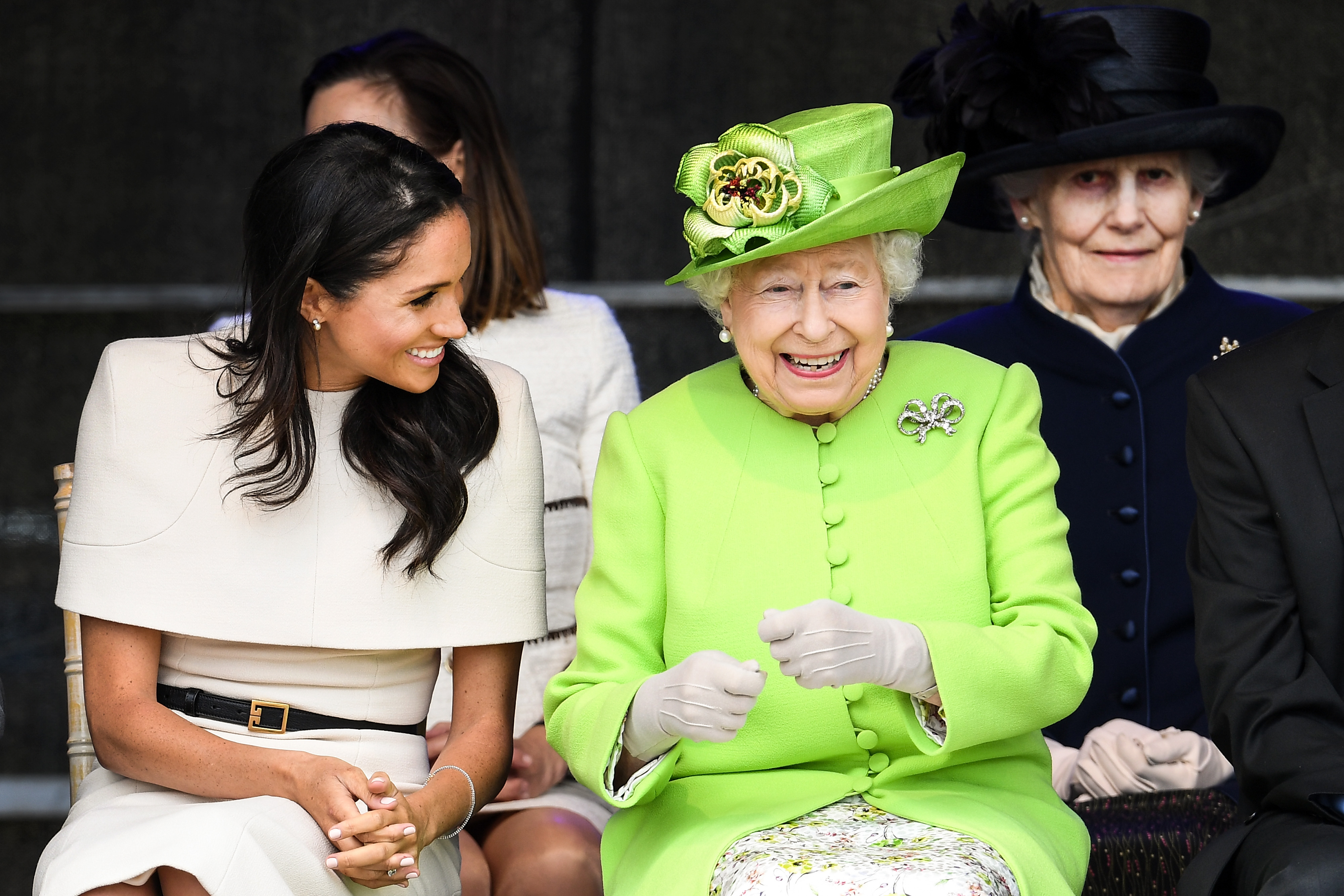 Królowa Elżbieta II nie żyje. Jej stylizacje przejdą do historii. Kochała  kapelusze | Ofeminin