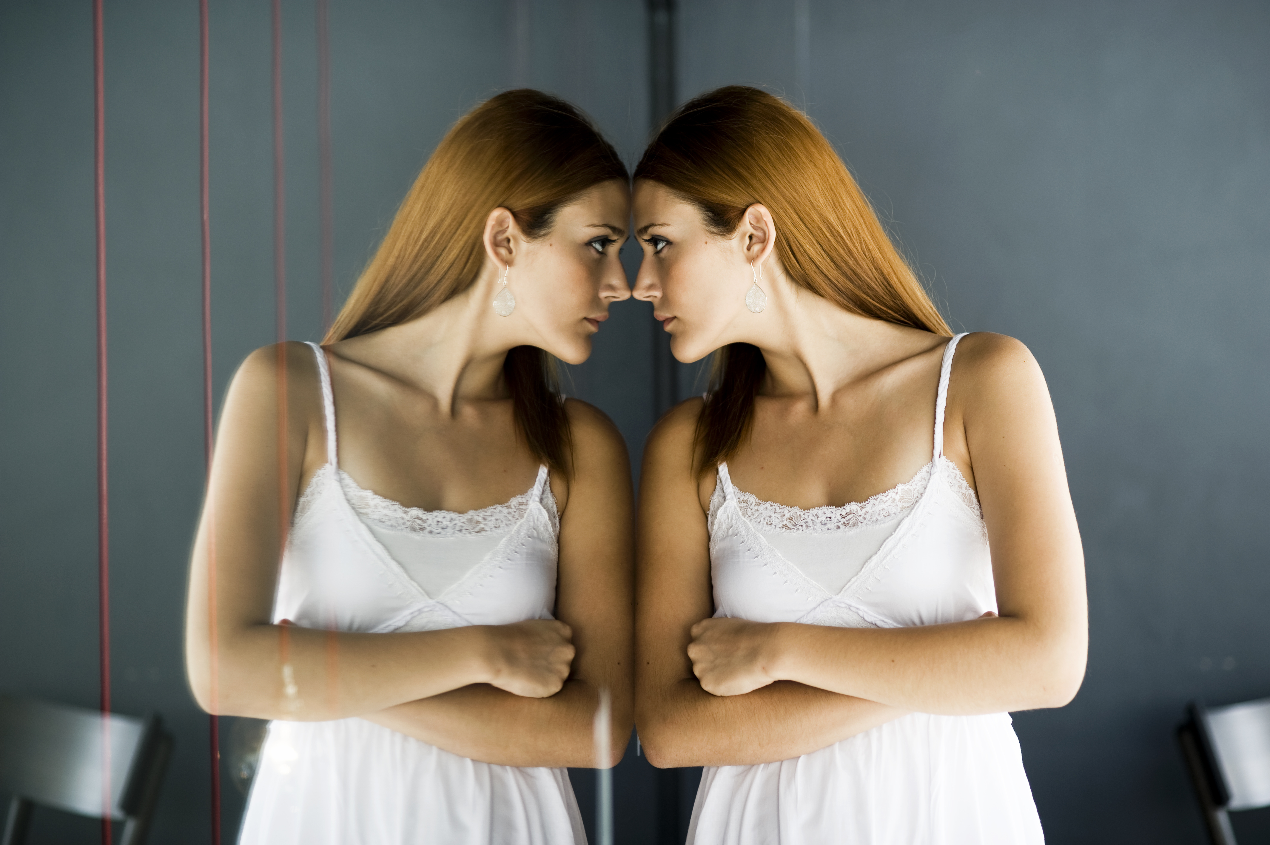 Поговорить с самим собой. Отражение в зеркале. Отображение в зеркале. Девушка смотрится в зеркало. Отражение человека в зеркале.
