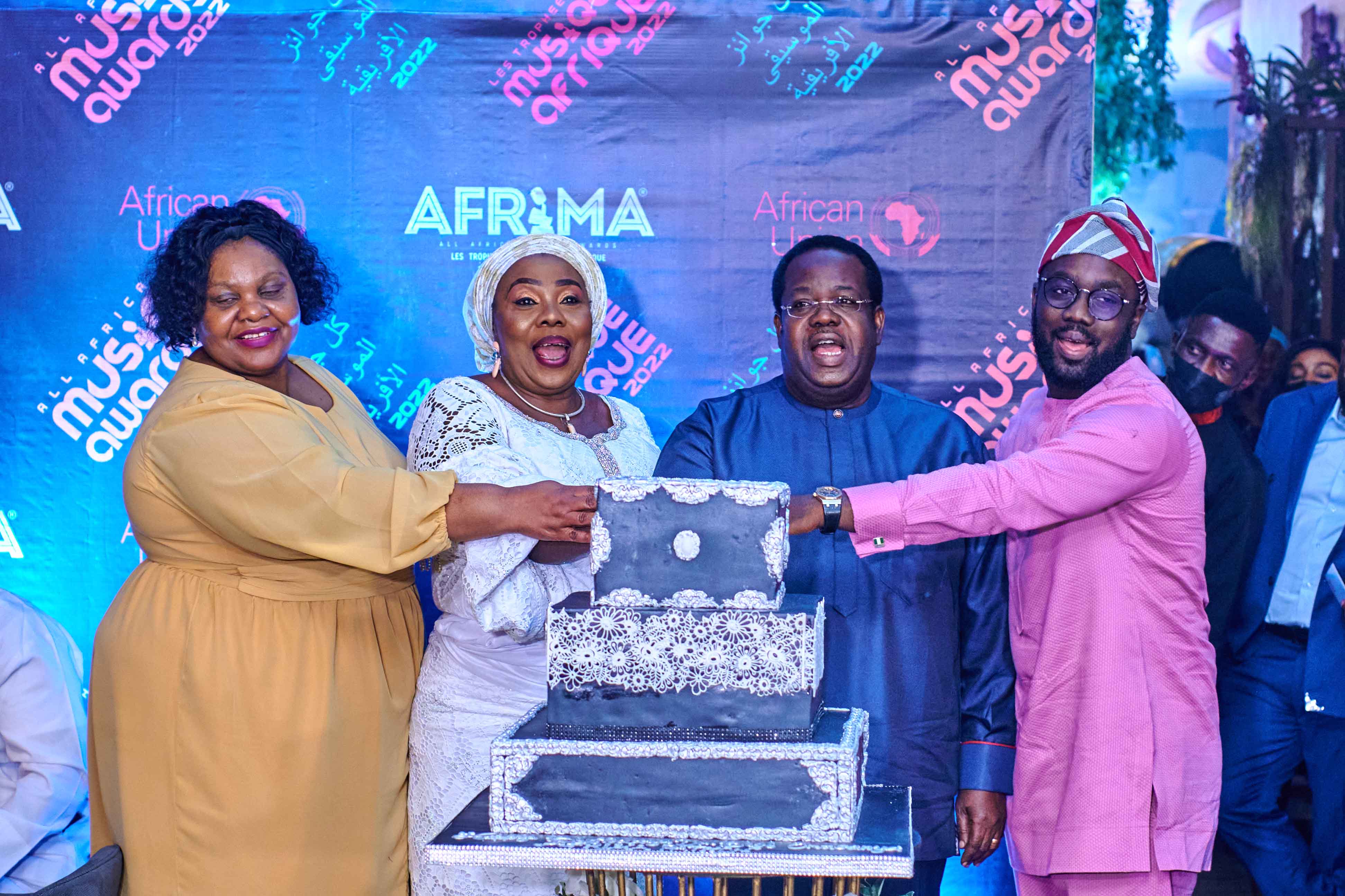 Patron Dr. Bisi Onasanya Cuts Celebratory cake