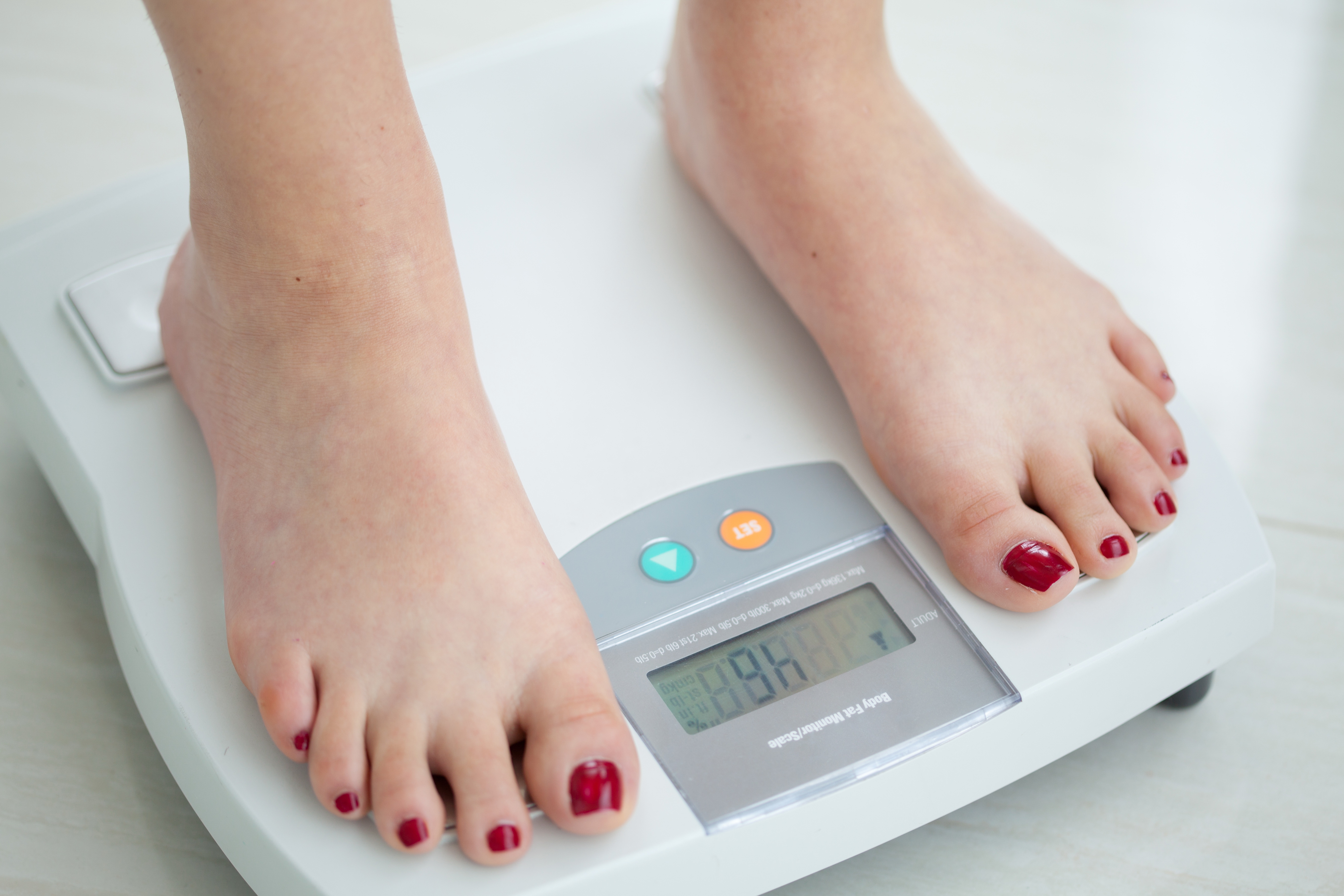 Почему весы показывают разный вес при повторном. Весы для диабетиков. Весы ноги. Ноги на весах. Фото весов.
