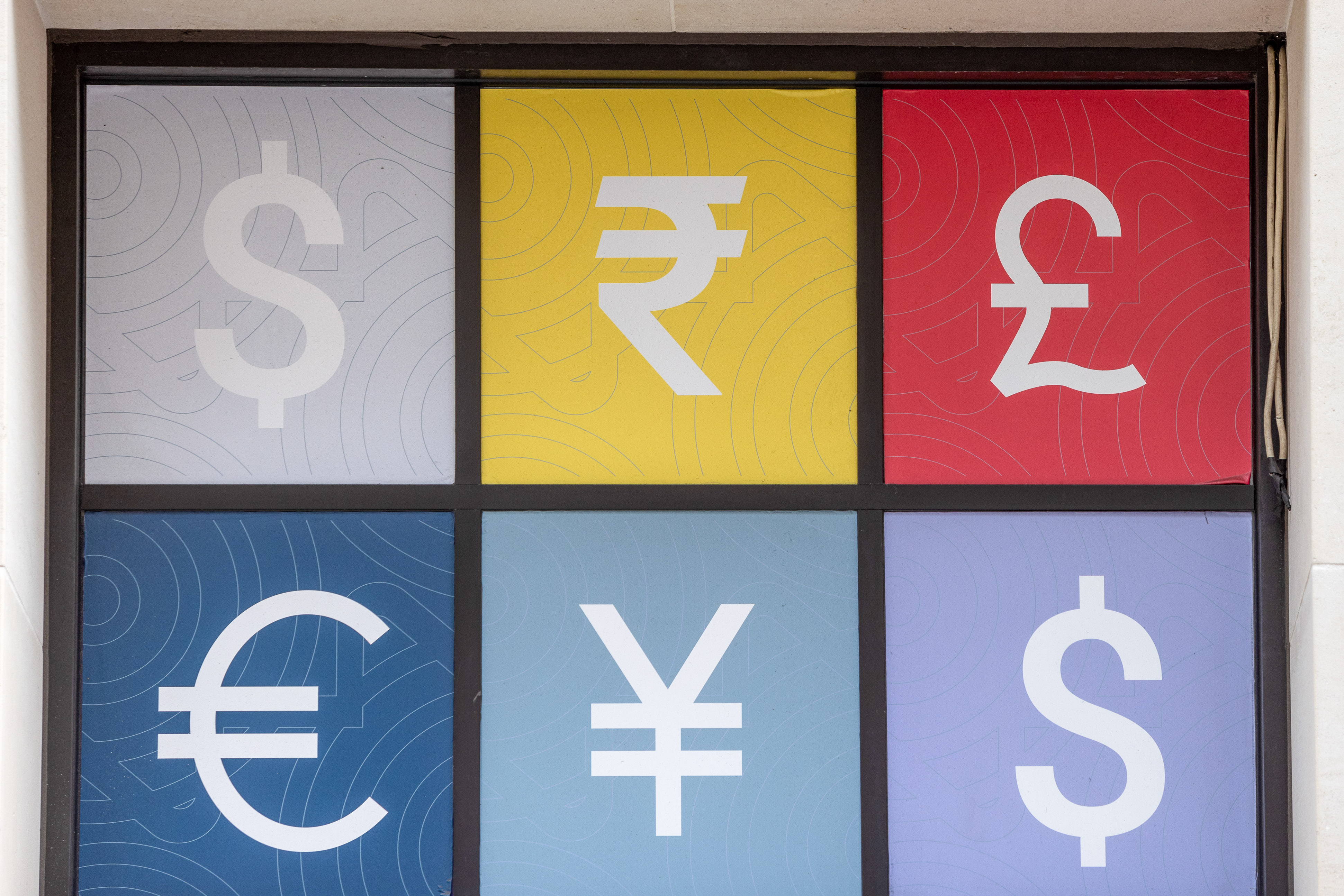 Ile zapłacimy za euro i dolara pod koniec roku? Jest nowa prognoza