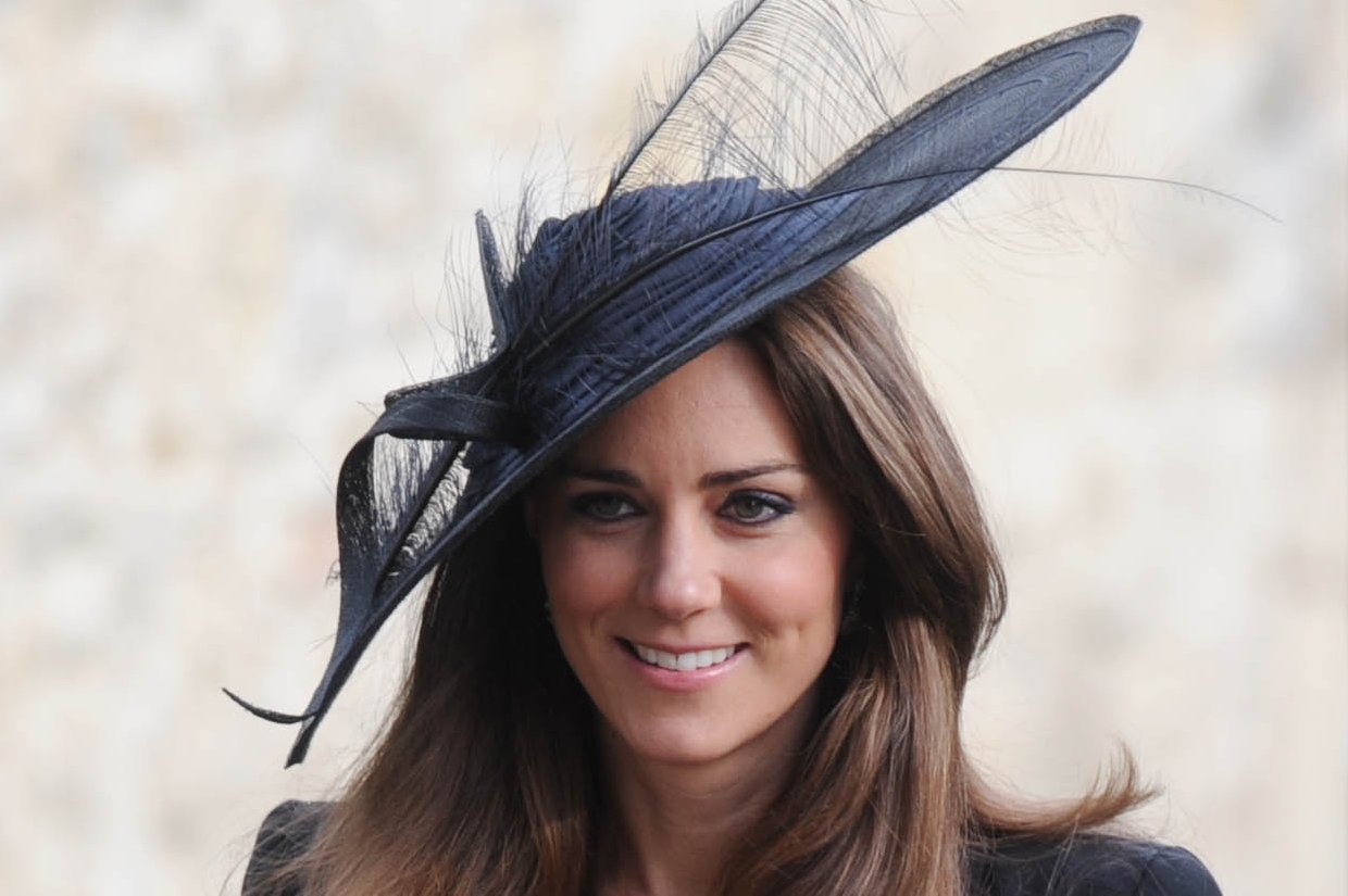 Kate sprzedała pożyczone kapelusze